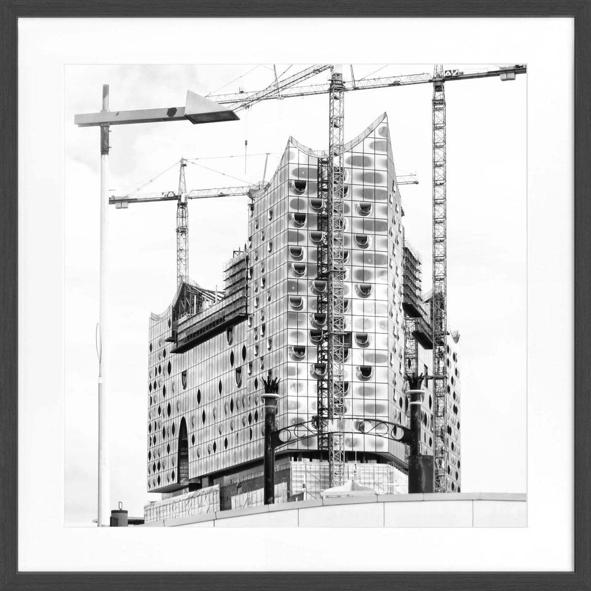 Schwarz-weiß Poster mit Holzrahmen, Hamburg Elphi Motiv, quadratisch 55x55cm, von Cosman-Photocollection