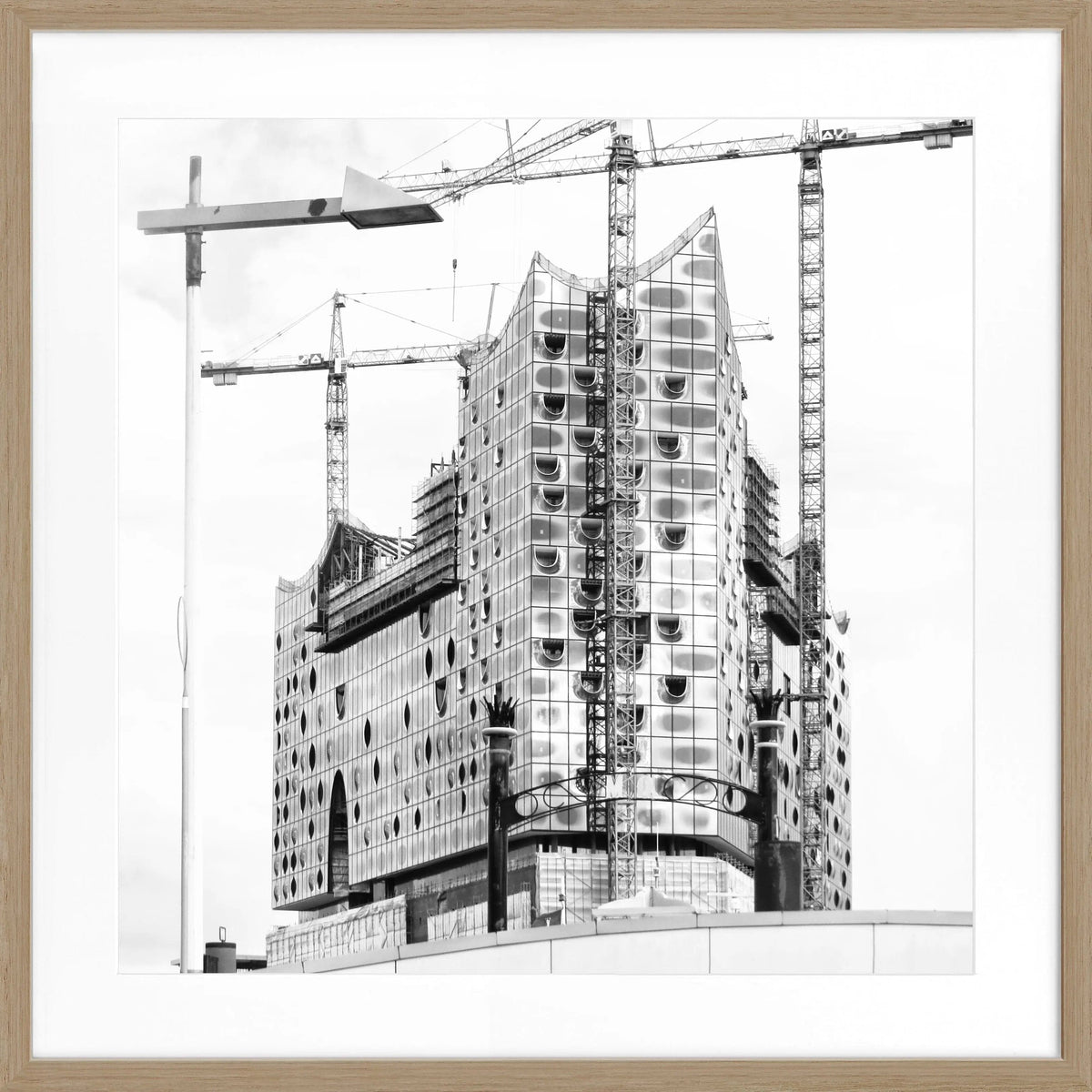 Schwarz-weiß Poster mit Rahmen von Hamburg Elphi, quadratisch, 55x55cm, von Cosman-Photocollection, Wanddekoration