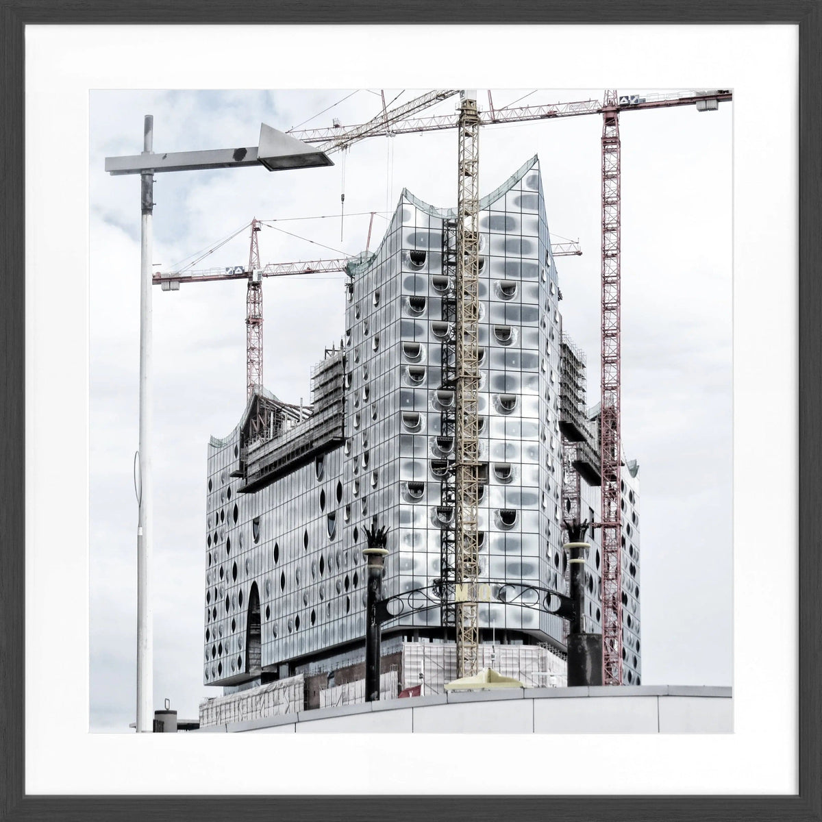 Schwarz-weißes Poster mit Rahmen, Hamburg Elphi Motiv, 55x55cm, von Cosman-Photocollection, quadratisches Design