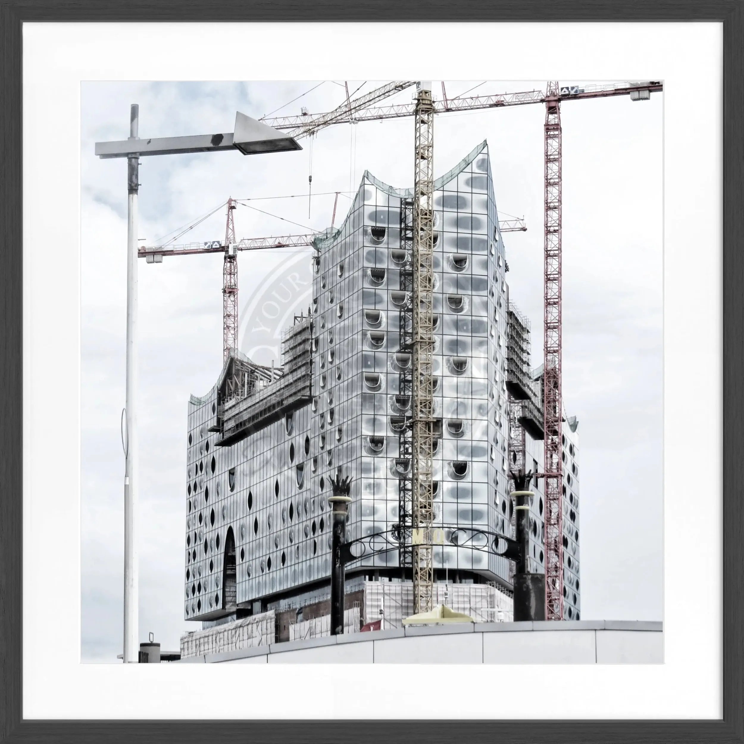 Schwarz-weißes Poster mit Rahmen, Hamburg Elphi Motiv, 55x55cm, von Cosman-Photocollection, quadratisches Design