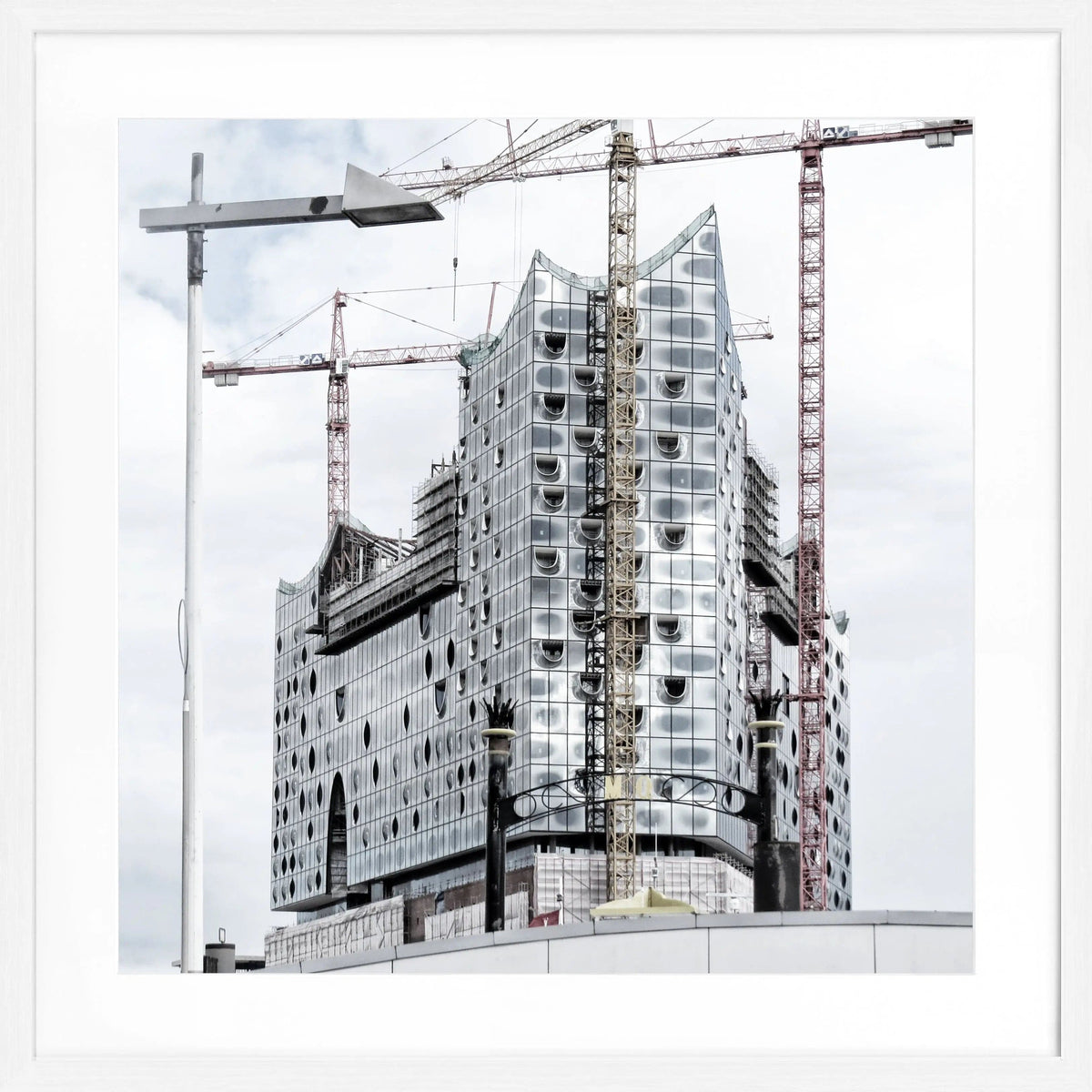 Schwarz-weißes Hamburg-Poster mit Rahmen, Motiv der Elphi, 55x55cm, von Cosman-Photocollection, quadratisch, stilvoller Wanddekoration