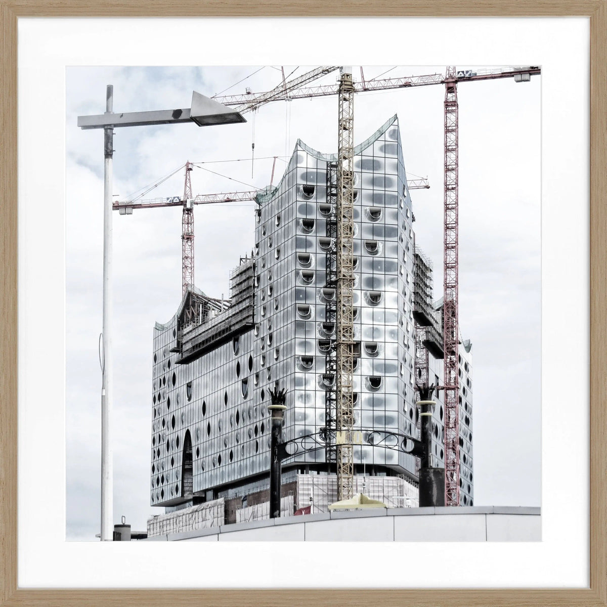 Schwarz-weiß Poster mit Rahmen von Hamburg Elphi, quadratisches 55x55cm Wandbild von Cosman-Photocollection