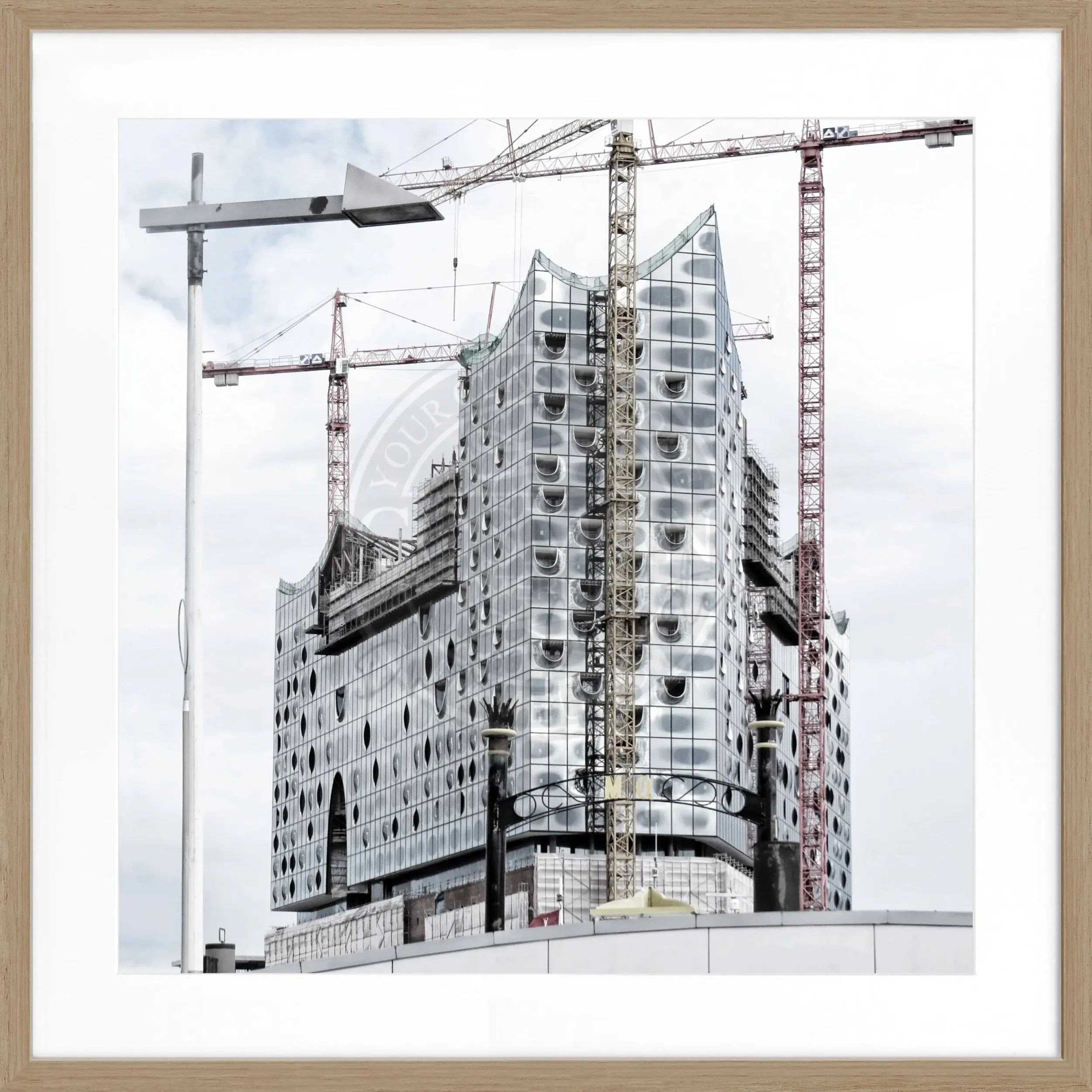 Schwarz-weiß Poster mit Rahmen von Hamburg Elphi, quadratisches 55x55cm Wandbild von Cosman-Photocollection