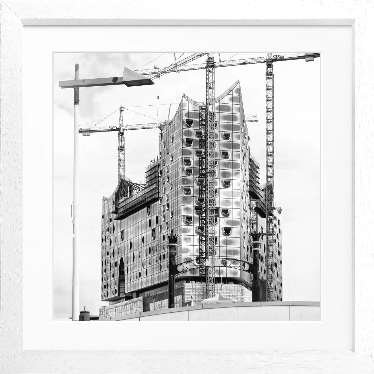 Schwarz-weiß Poster mit Rahmen Hamburg Elphi HH22 von Cosman-Photocollection, quadratisches 55x55cm Wandbild