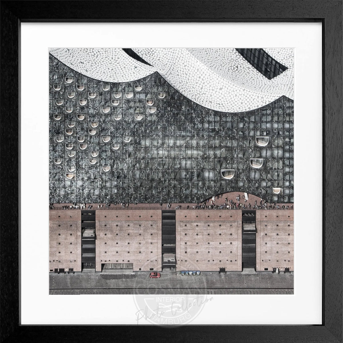 Schwarz-weiß Poster mit Rahmen von Hamburg Elphi, quadratisch 55x55cm, von Cosman-Photocollection, urbanes Stadtbild.