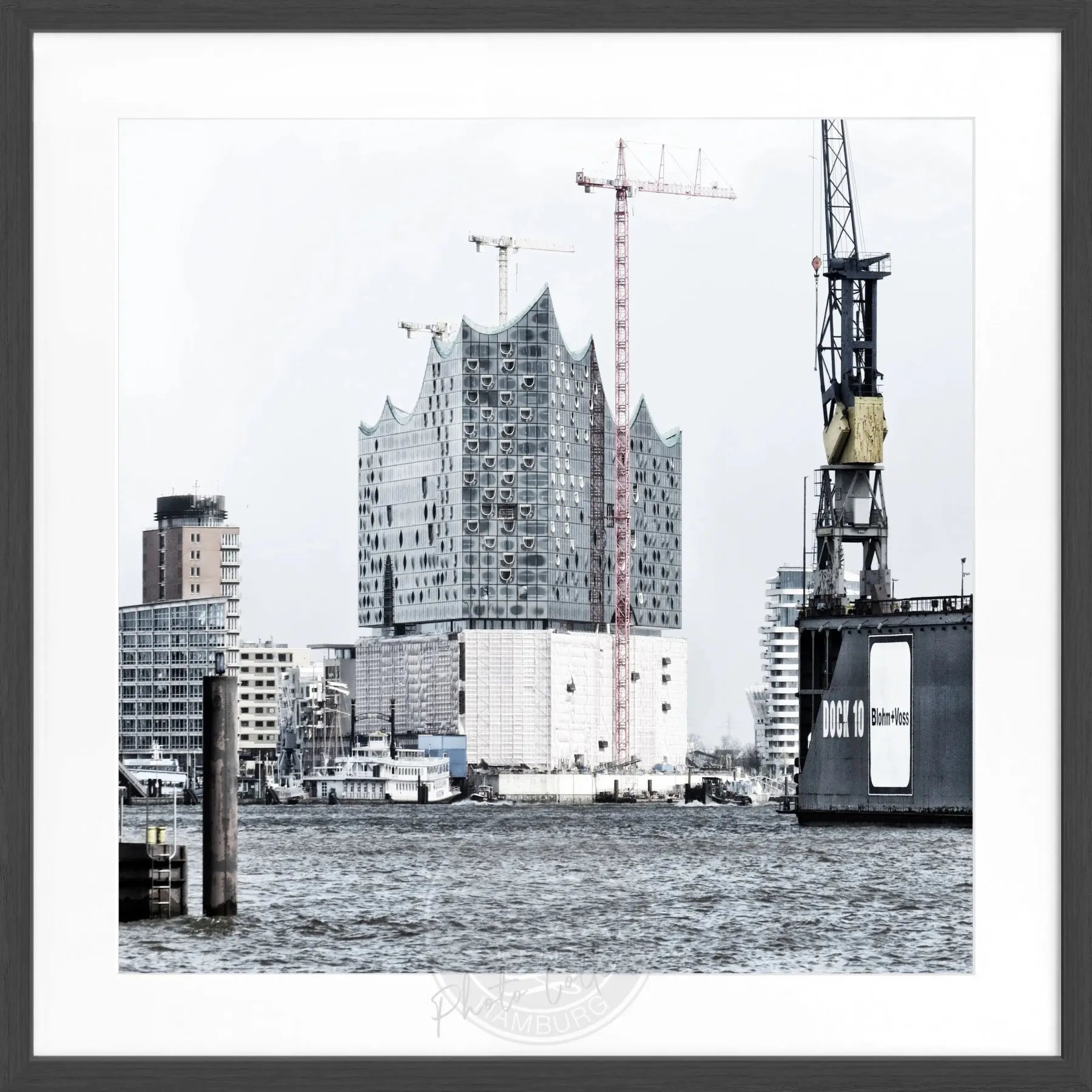 Schwarz-Weiß-Poster von Hamburg Elphi im Rahmen, quadratisch, 55x55 cm, von Cosman-Photocollection.