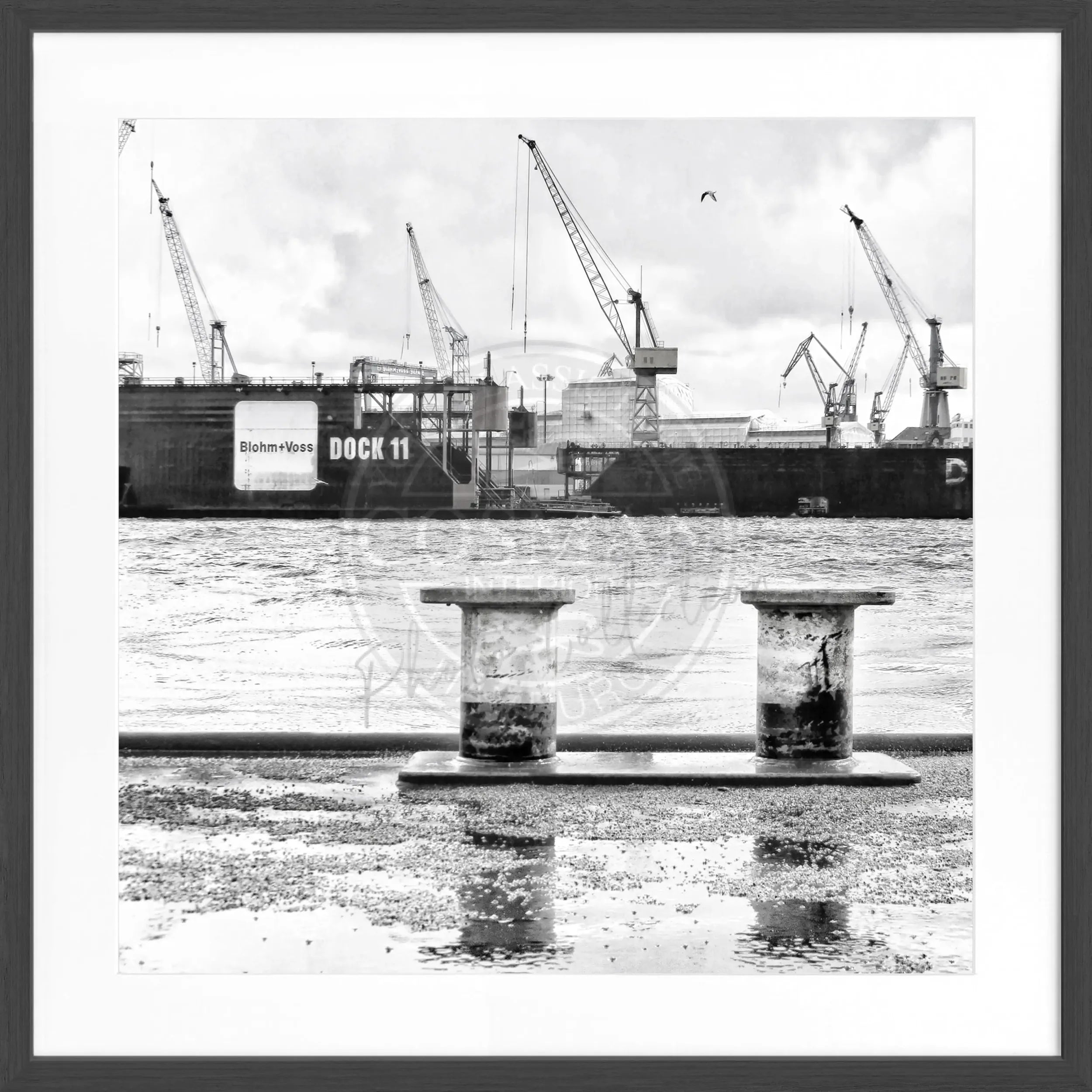 Schwarz-weiß Poster vom Hamburger Hafen mit Rahmen, quadratisch, 55x55cm, von Cosman-Photocollection, Motiv Dock 11