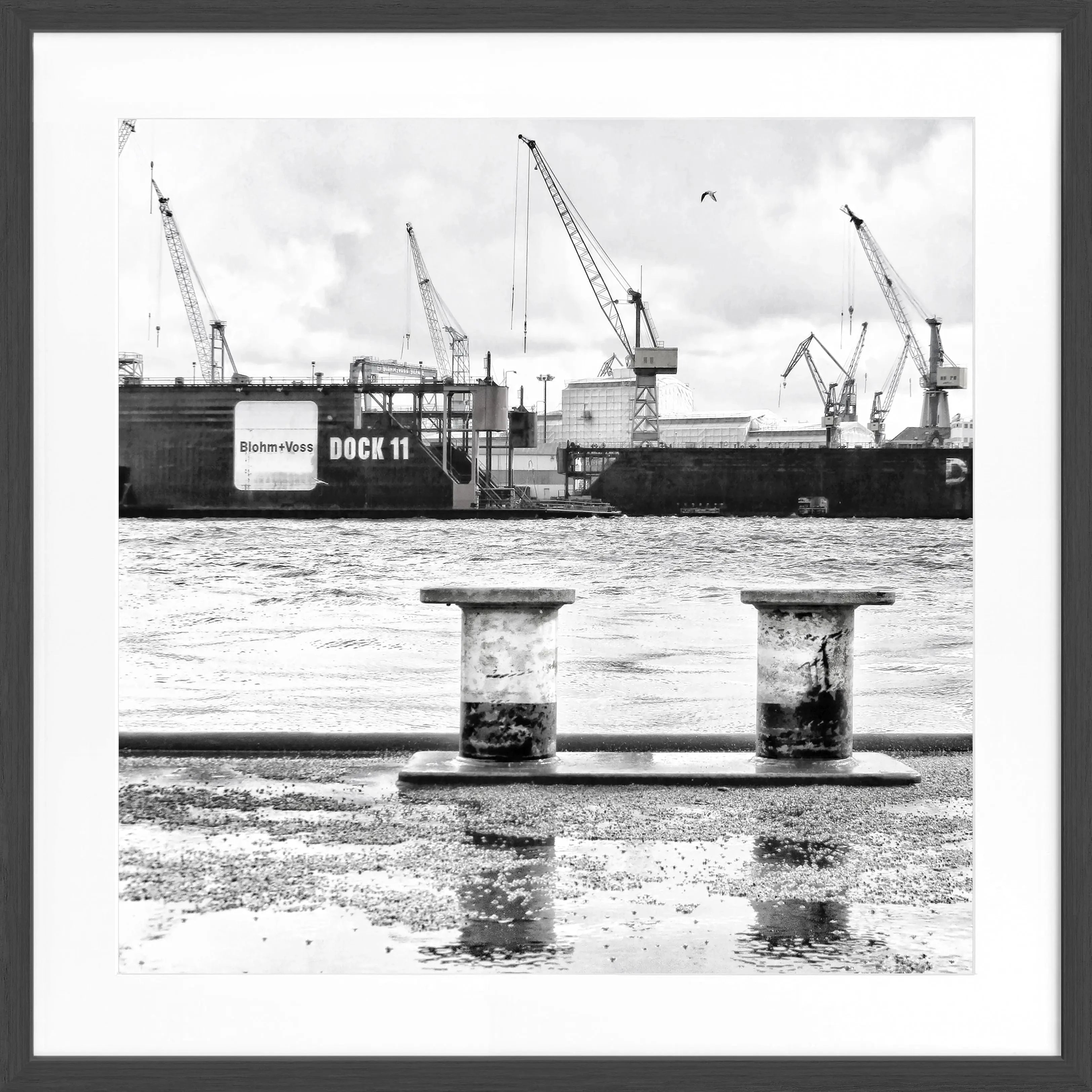 Schwarz-weiß Poster vom Hamburger Hafen mit Rahmen, quadratisch, 55x55cm, von Cosman-Photocollection, Motiv Dock 11
