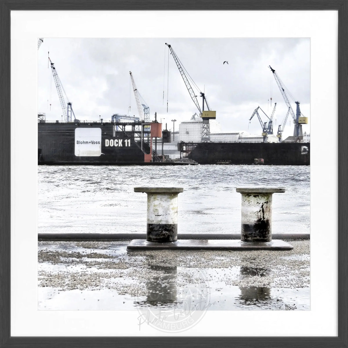 Schwarz-weiß Poster mit Rahmen, Hamburg Hafen Dock 11 Motiv, quadratisch 55x55cm, von Cosman-Photocollection