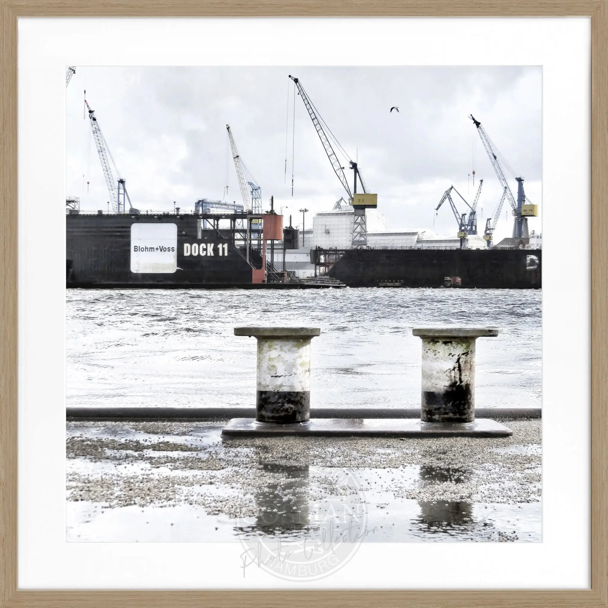 Schwarz-weiß Hamburg Hafen Poster mit Rahmen, quadratisch, 55x55cm, von Cosman-Photocollection, Motiv Dock 11.