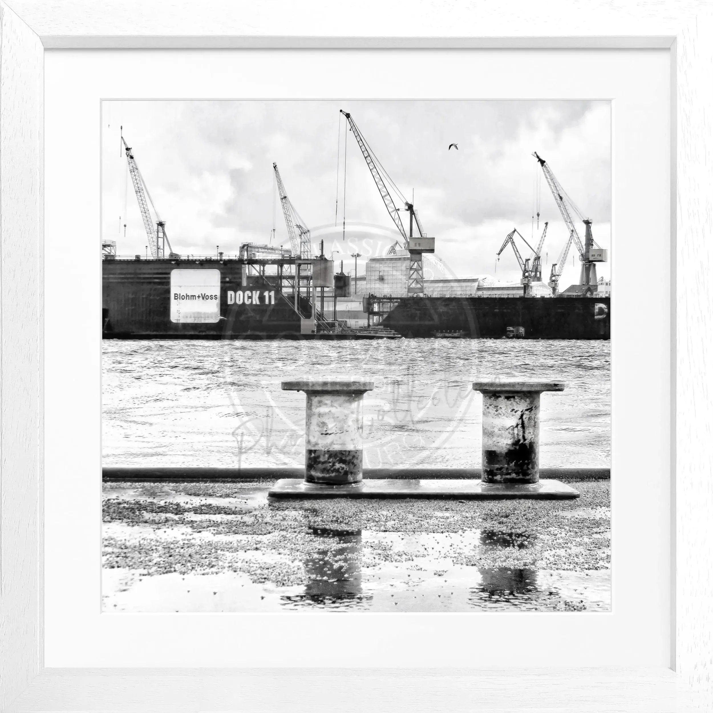 Schwarz-weiß Poster des Hamburger Hafens „DOCK 11“ im Rahmen von Cosman-Photocollection, quadratisch, 55x55 cm
