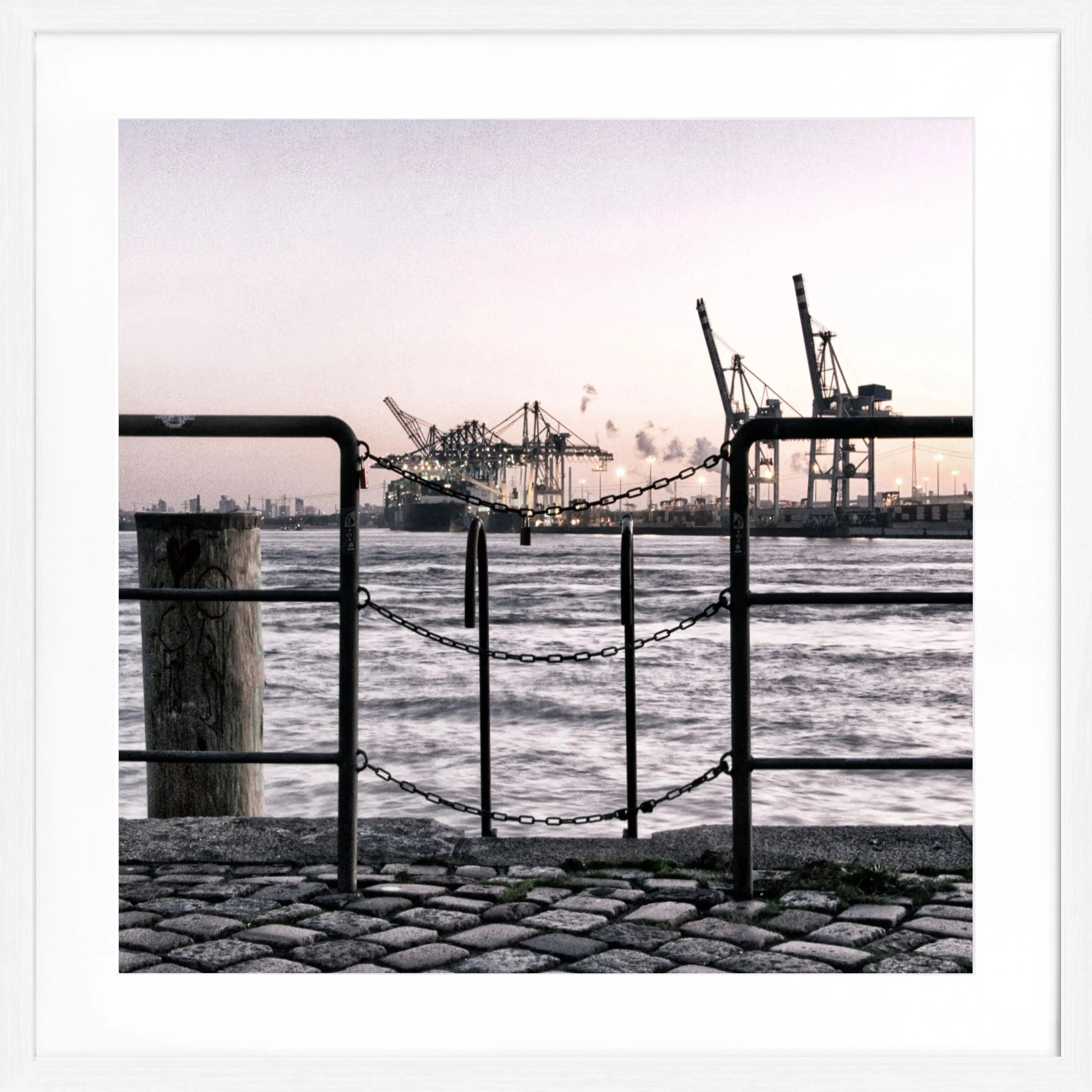 Schwarz-weiß Poster mit Rahmen, Hamburg Hafen Zaun Motiv, quadratisch 55x55cm, von Cosman-Photocollection