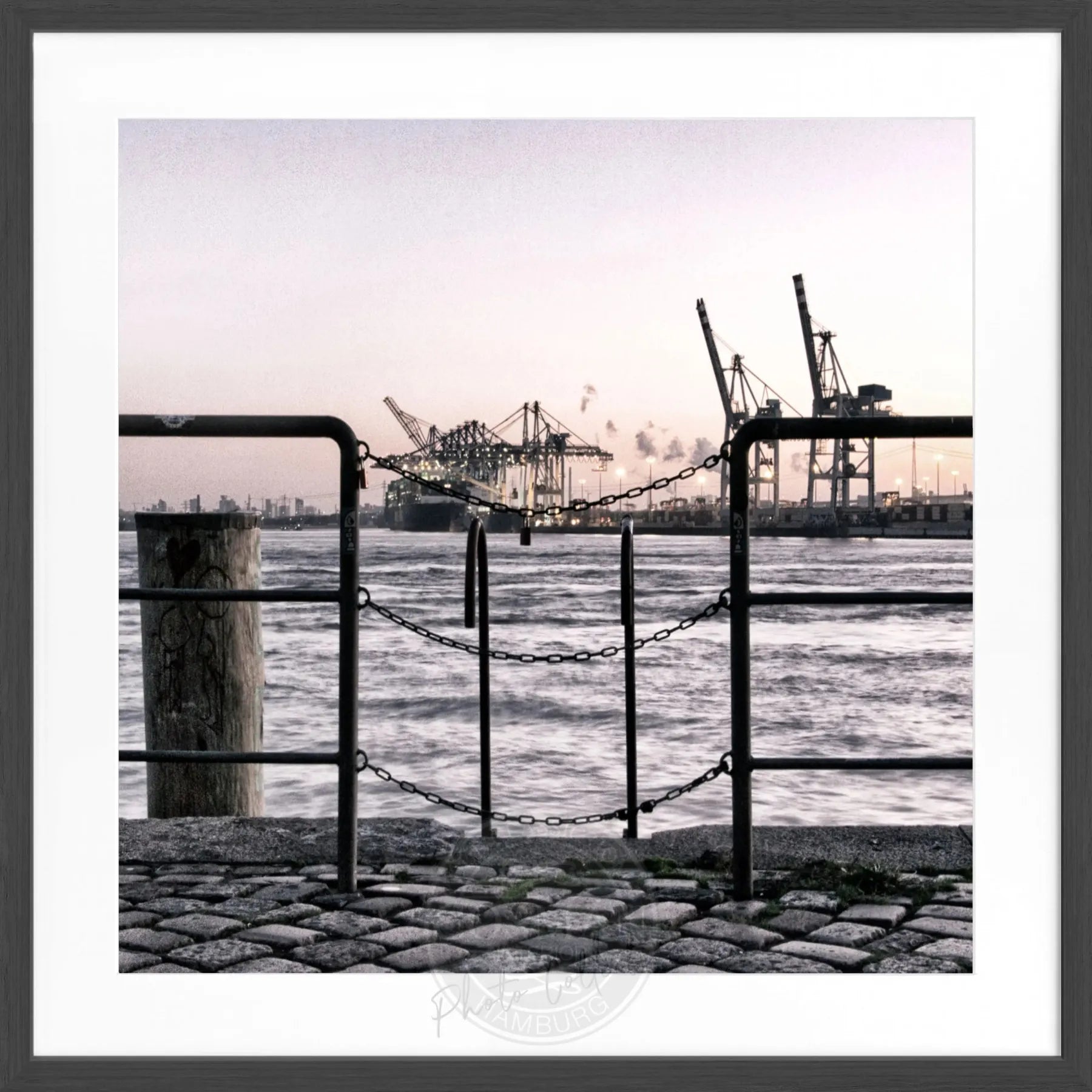 Schwarz-weiß Poster mit Rahmen von Cosman-Photocollection, Hamburg Hafen Zaun Motiv, quadratisch 55x55 cm, urbanes Hafenbild