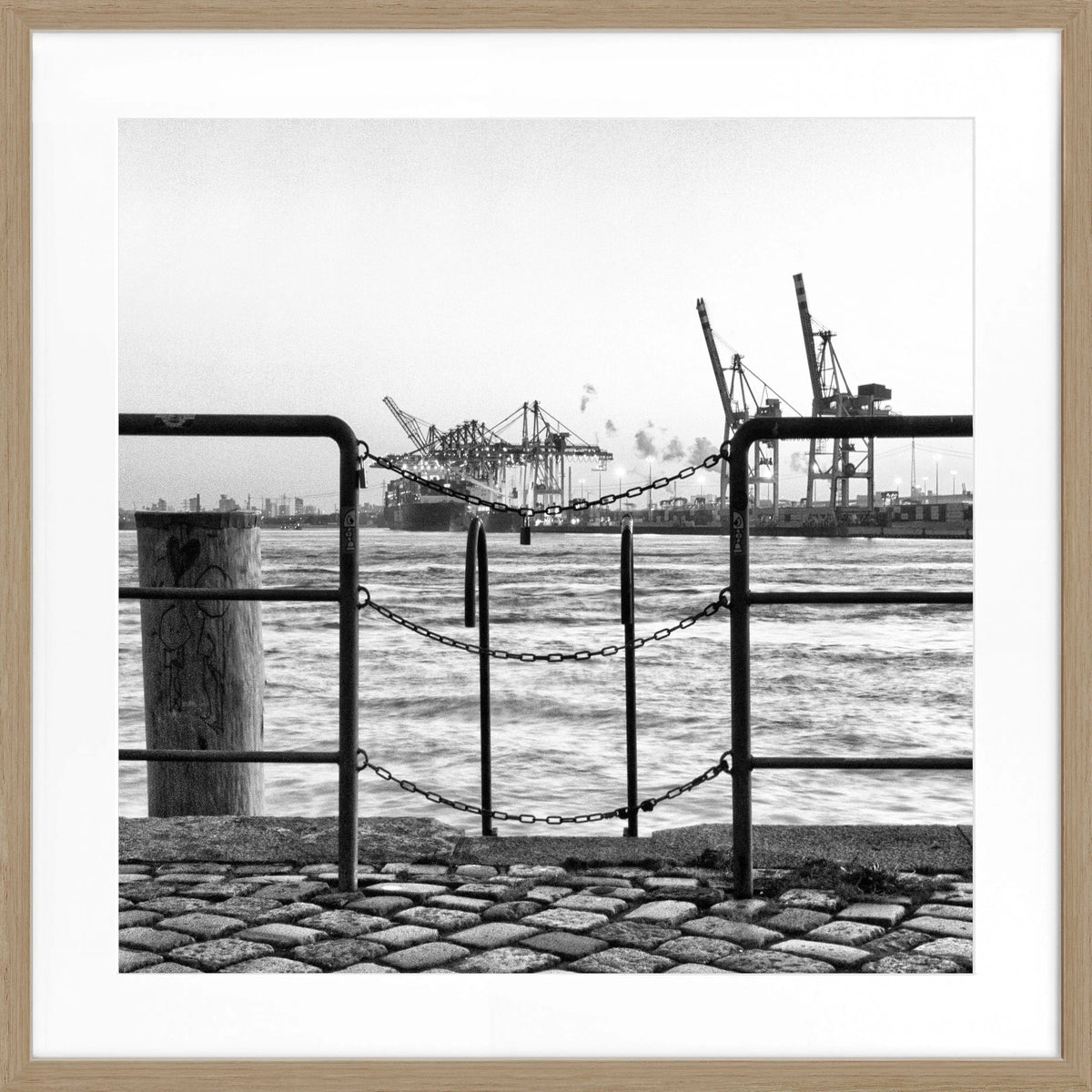 Schwarz-weiß Poster mit Rahmen von Cosman-Photocollection, Hamburg Hafen Zaun Motiv, quadratisch 55x55cm, modernes Wandbild