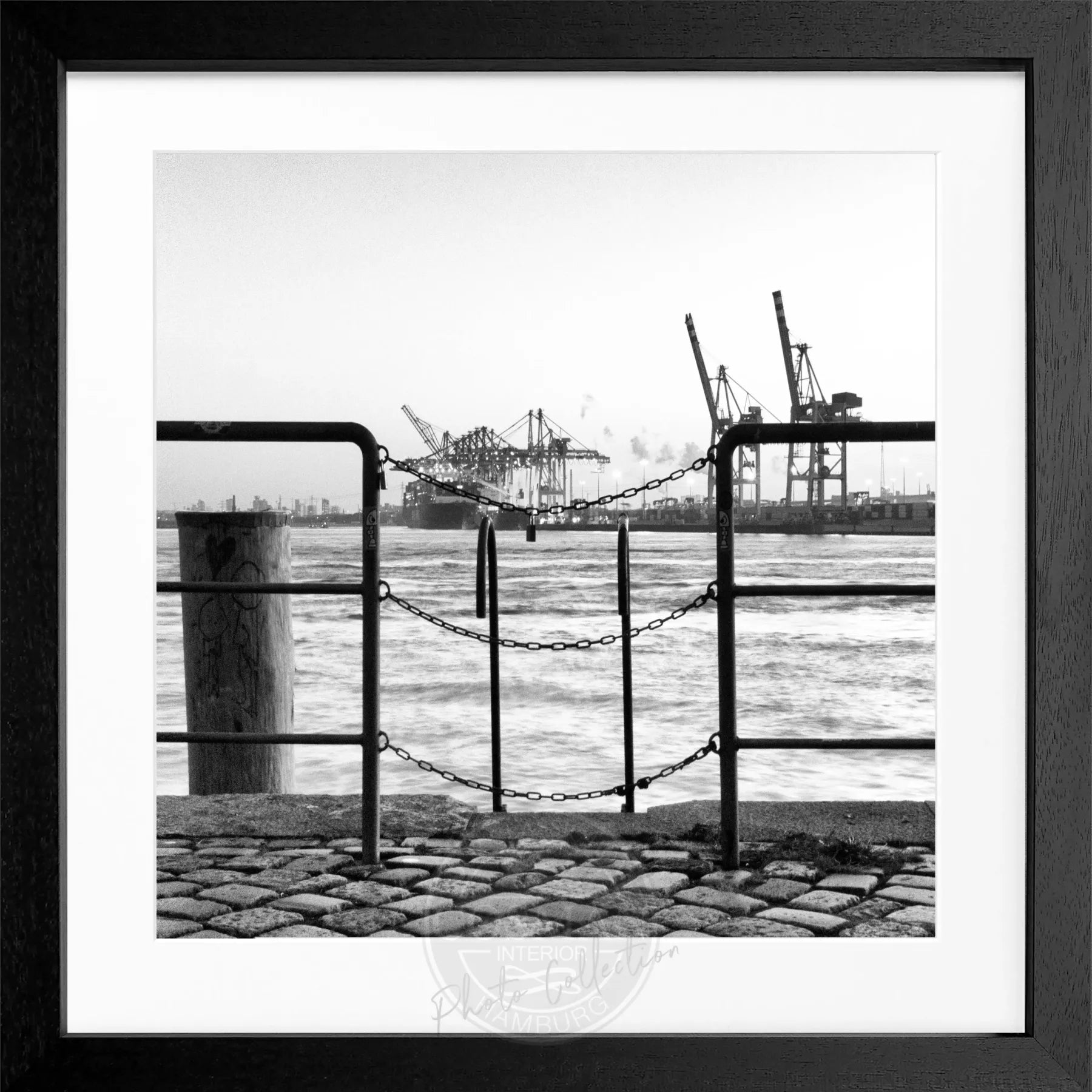Schwarz-weiß Poster mit Rahmen von Hamburg Hafen Zaun, quadratisch 55x55cm, von Cosman-Photocollection.