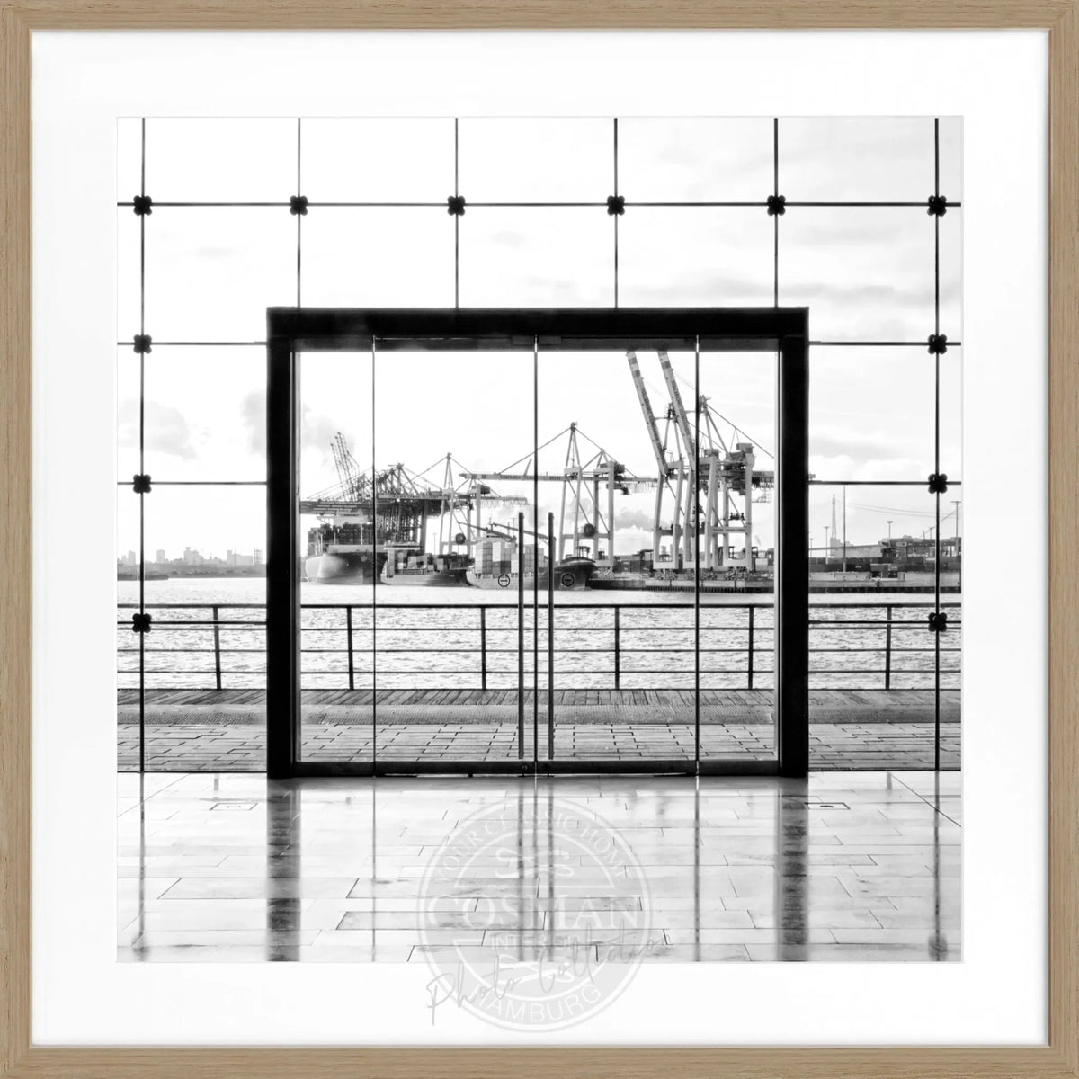Schwarz-weiß Poster mit Rahmen von Cosman-Photocollection, Hamburg Stadtmotiv im quadratischen Format, 55x55 cm.