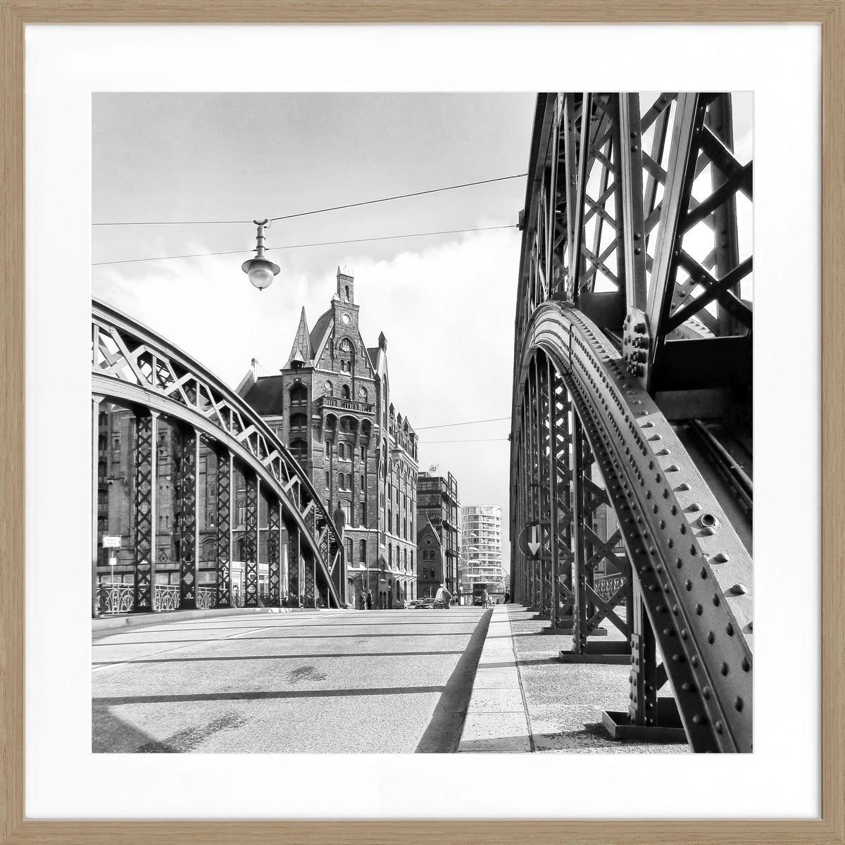 Schwarz-weiß Poster mit Rahmen von Hamburg Speicherstadt, quadratisch, 55x55 cm, von Cosman-Photocollection.