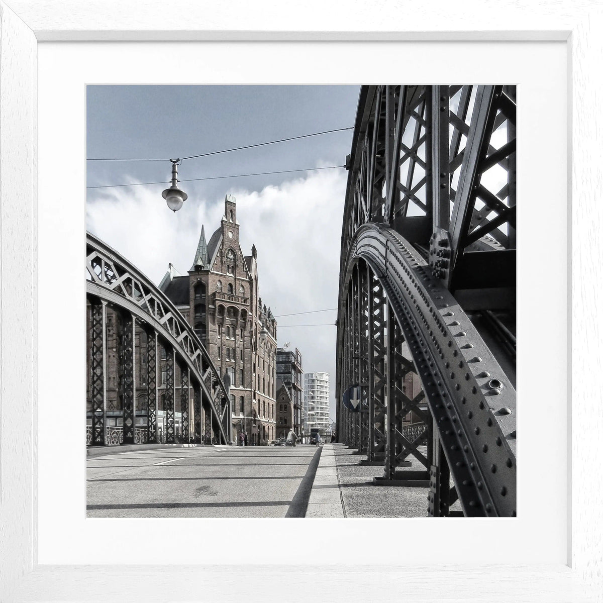 Schwarz-weiß Poster der Hamburger Speicherstadt im schwarzen Rahmen, quadratisch, 55x55cm, von Cosman-Photocollection.