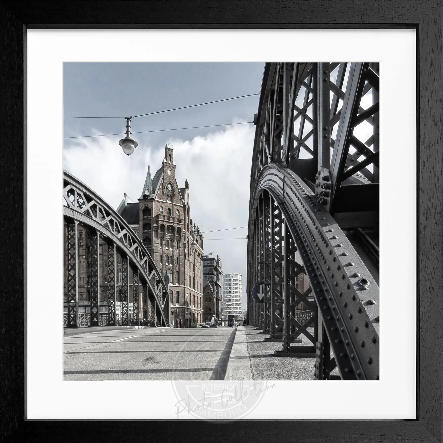 Schwarz-weiß Poster der Hamburger Speicherstadt im Rahmen, von Cosman-Photocollection, quadratisch 55x55cm, urbanes Stadtbild