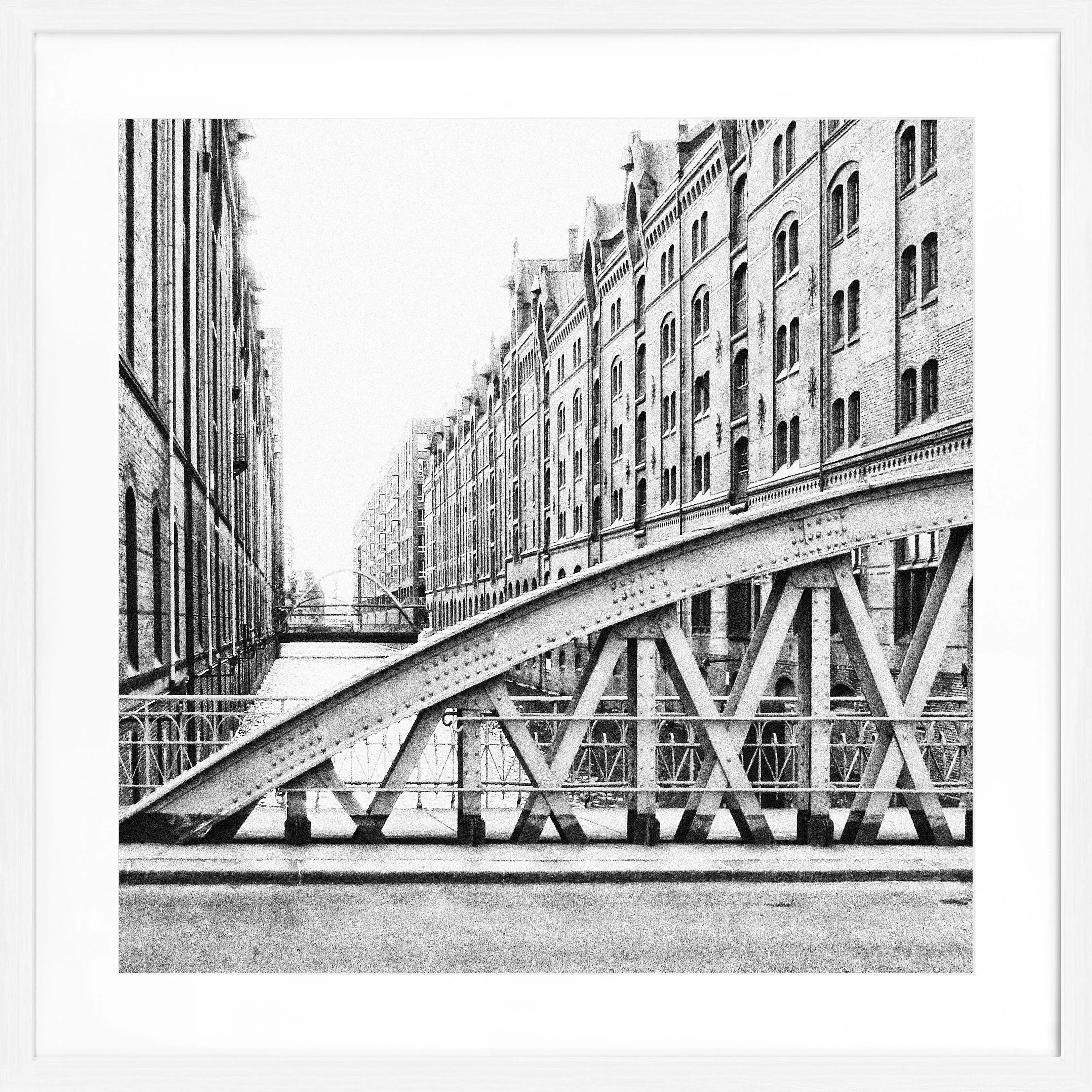Schwarz-weiß Poster mit Rahmen von Hamburg Speicherstadt, quadratisch, 55x55cm, von Cosman-Photocollection.