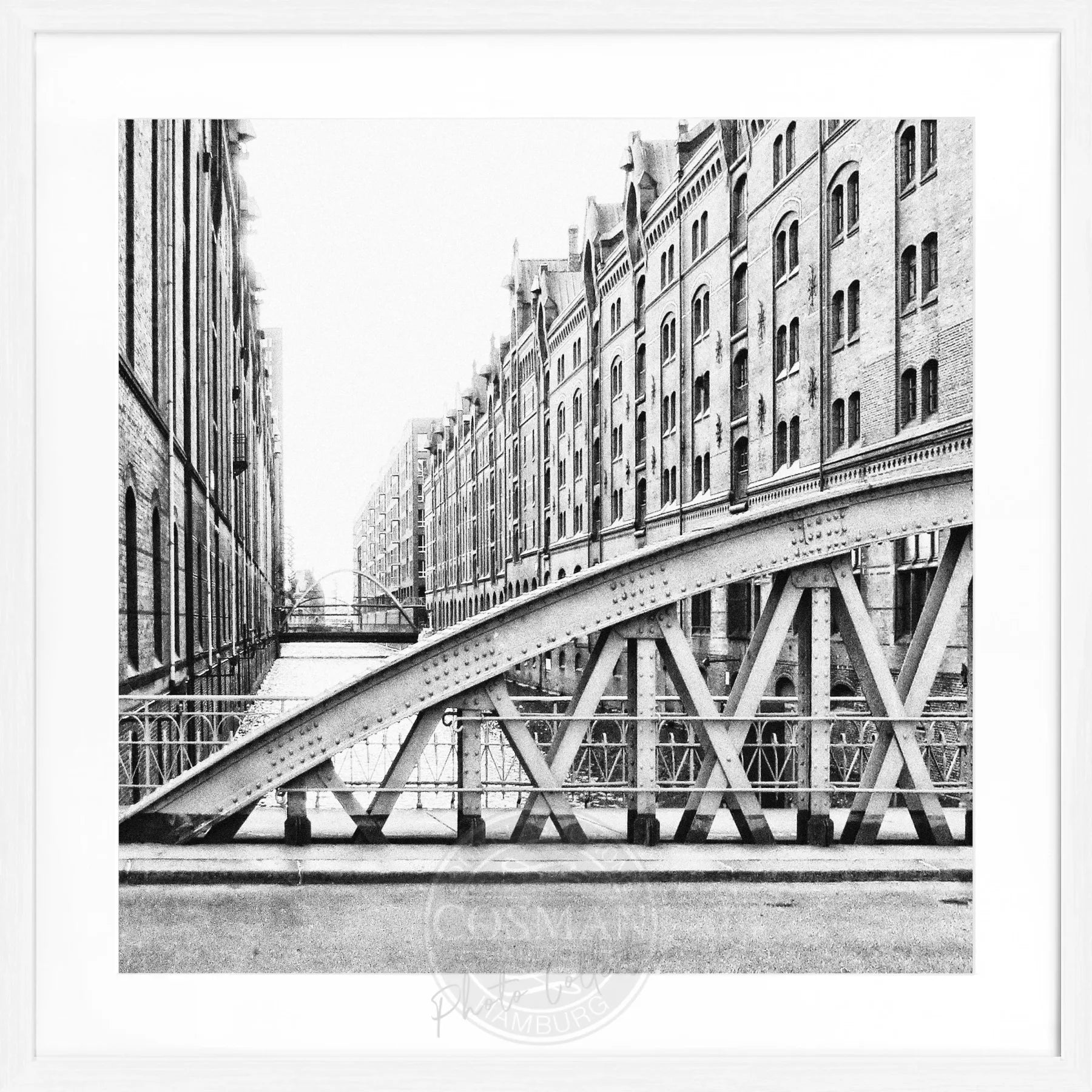 Schwarz-weiß Poster mit Rahmen von Hamburg Speicherstadt, quadratisch, 55x55cm, von Cosman-Photocollection.