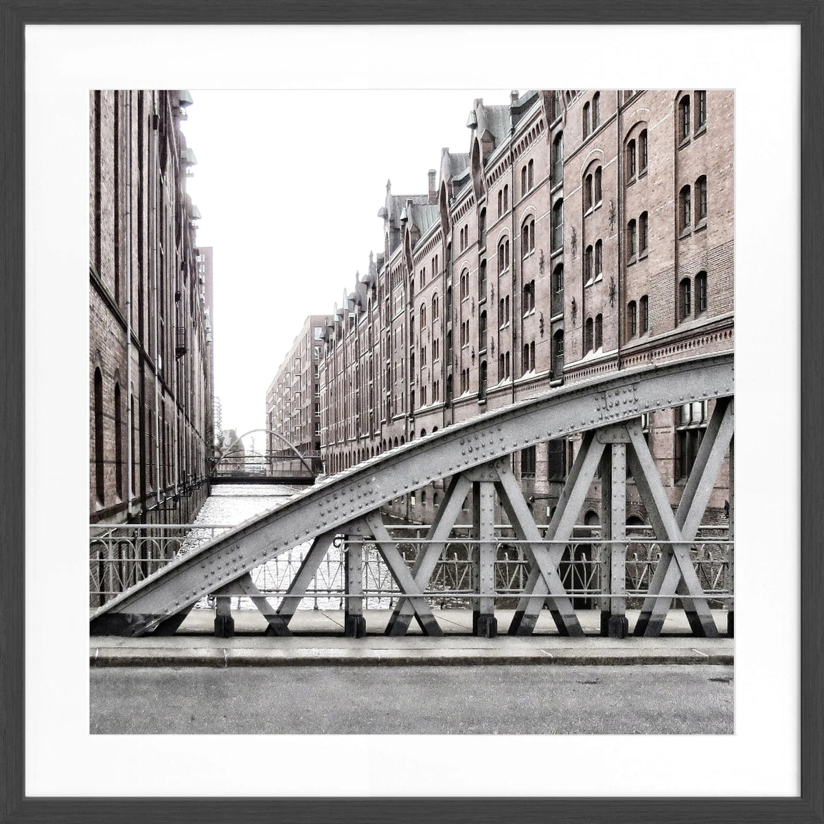 Schwarz-weiß Poster mit Rahmen von Cosman-Photocollection, Hamburg Speicherstadt, quadratisch, 55x55cm, urbanes Stadtmotiv