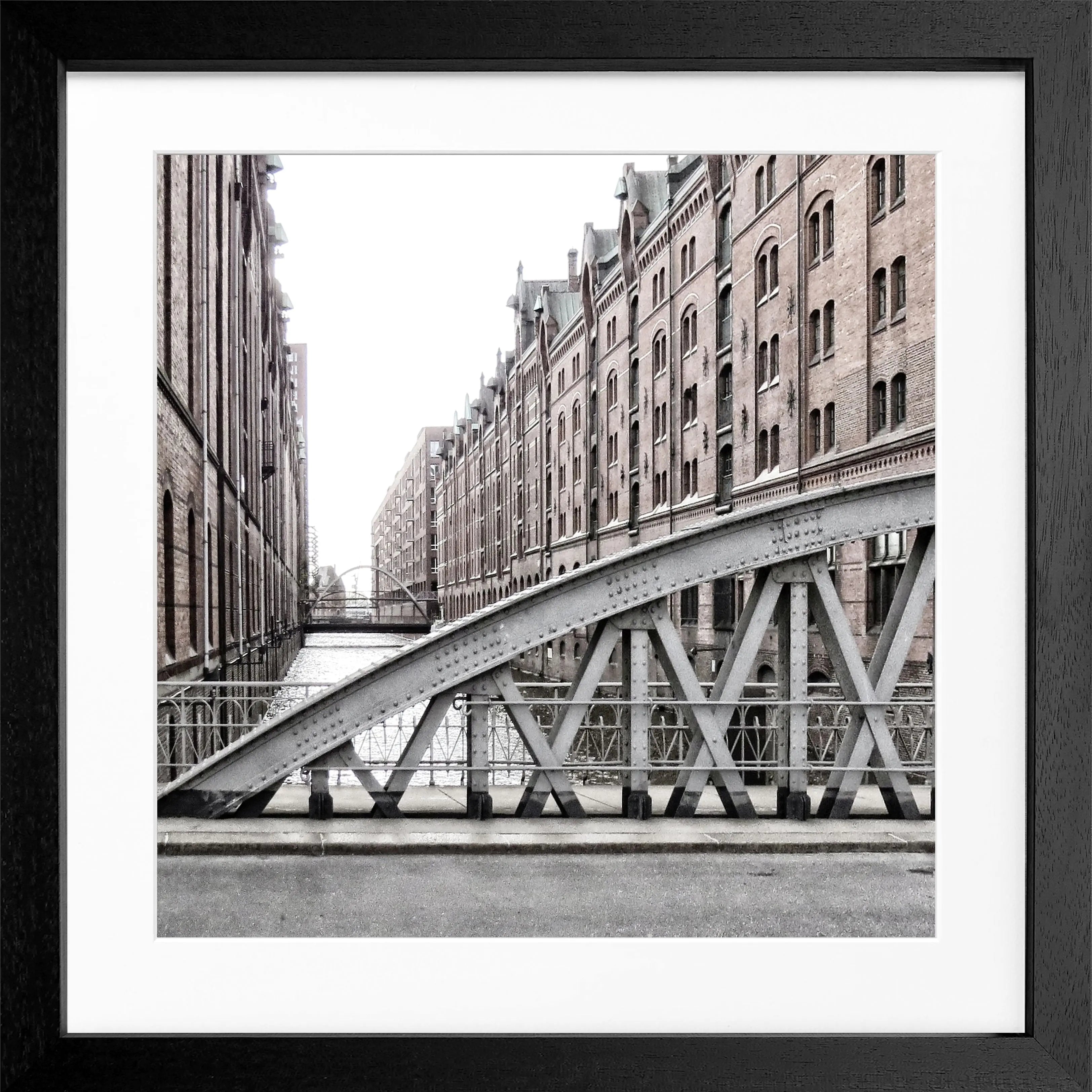 Schwarz-weiß Poster der Hamburger Speicherstadt im schwarzen Rahmen von Cosman-Photocollection, quadratisches Format 55x55 cm.