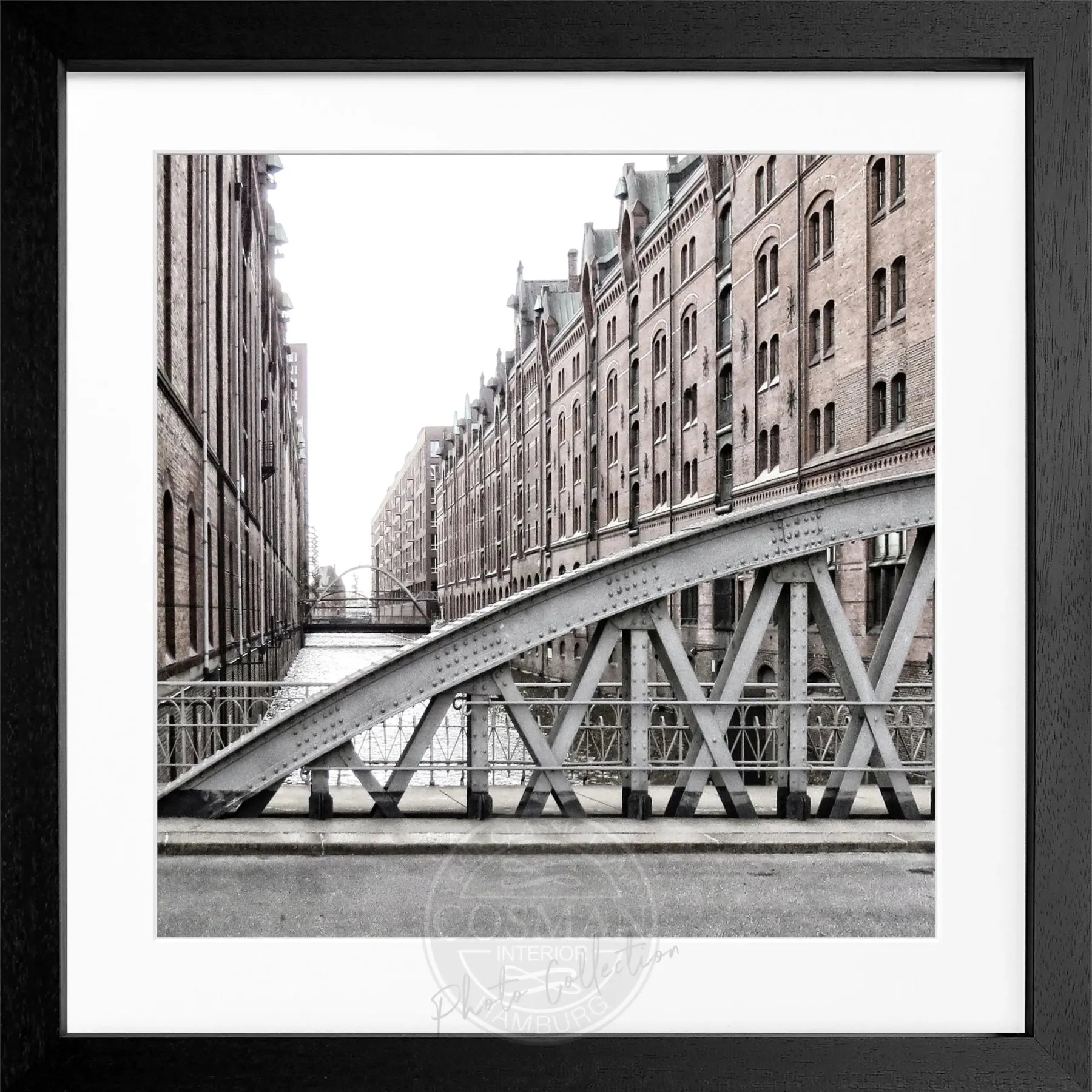 Schwarz-weiß Poster der Hamburger Speicherstadt von Cosman-Photocollection in schwarzem Rahmen, quadratisch, 55x55cm.