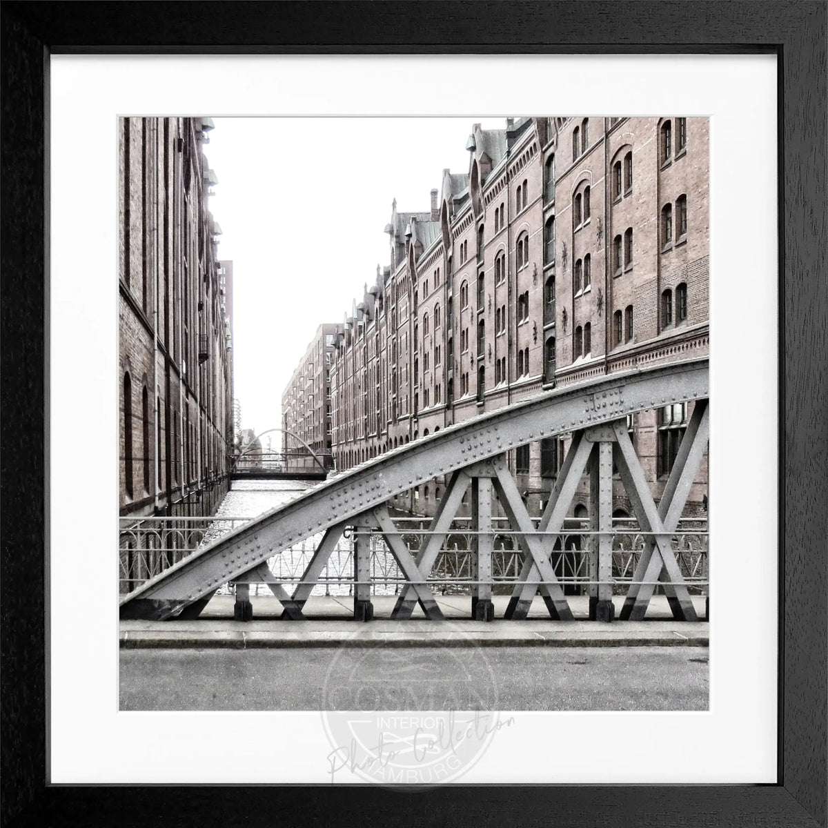 Schwarz-weiß Poster der Hamburger Speicherstadt von Cosman-Photocollection in schwarzem Rahmen, quadratisch, 55x55cm.