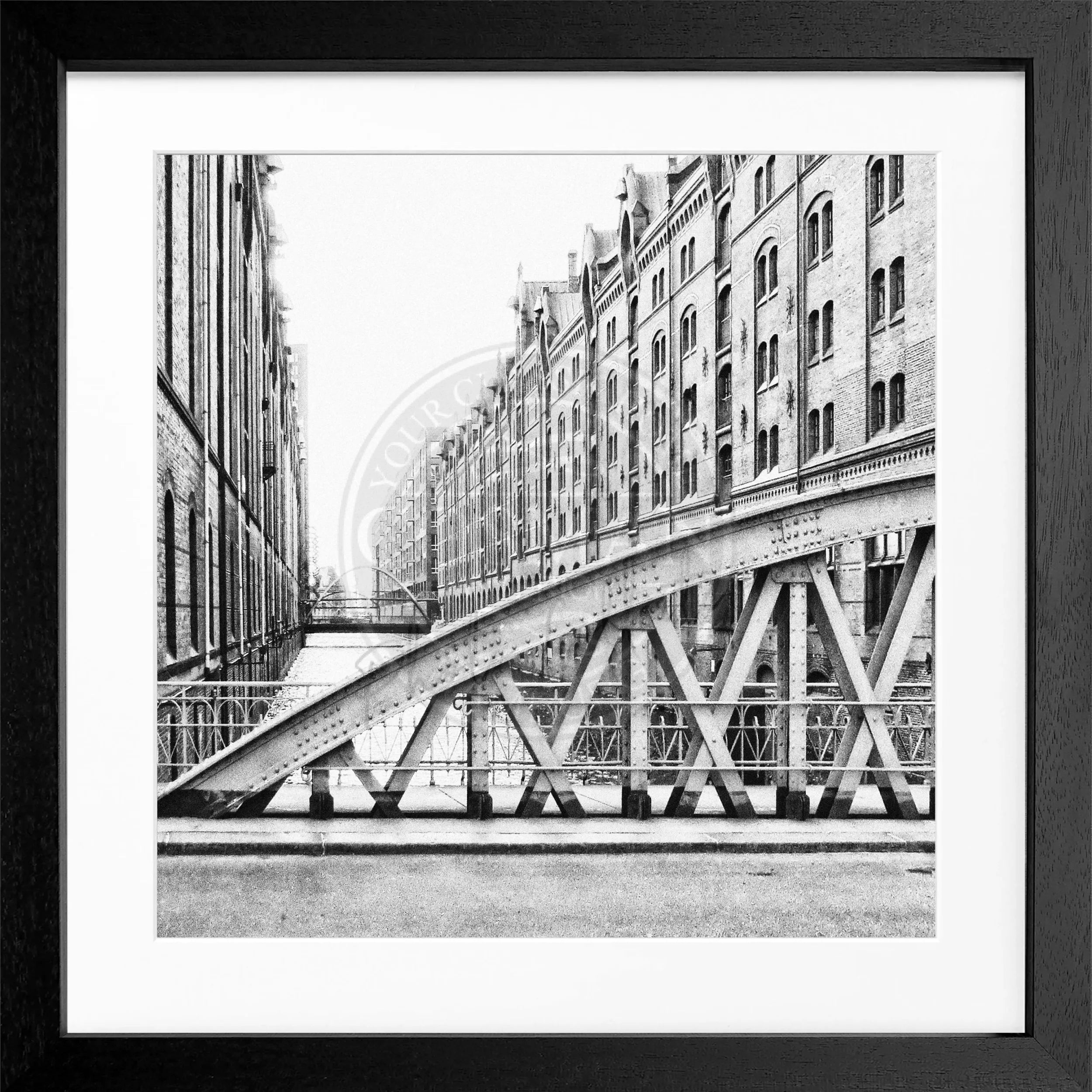 Schwarz-weiß Poster mit Rahmen von Hamburg Speicherstadt, quadratisch, 55x55cm, von Cosman-Photocollection.
