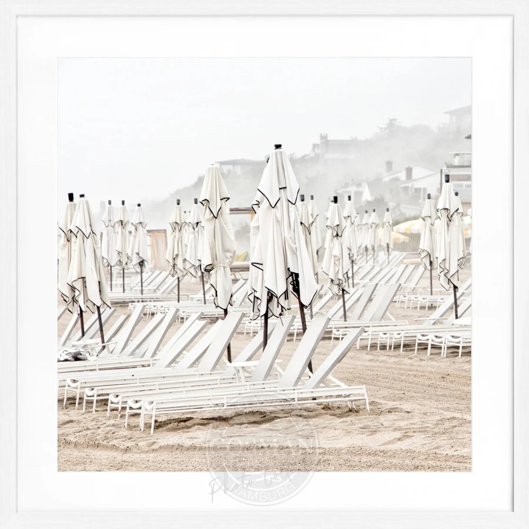 Schwarz-weiß Poster mit Rahmen, Hamptons Long Island Beach, Cosman-Photocollection, quadratisch 55x55cm, Meeresmotiv