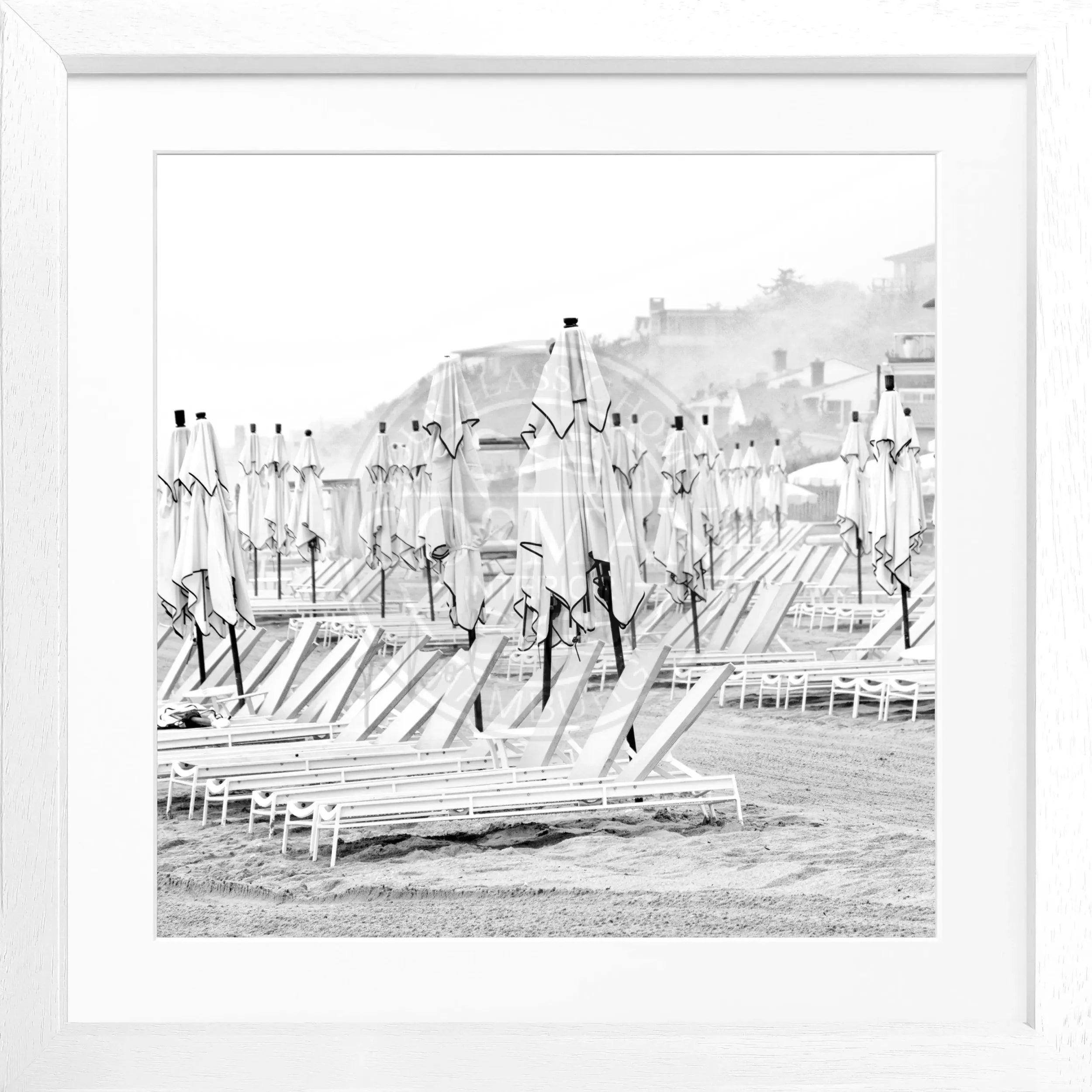 Schwarz-weiß Poster mit Rahmen, Hamptons Long Island Beach Motiv, 55x55cm, von Cosman-Photocollection.