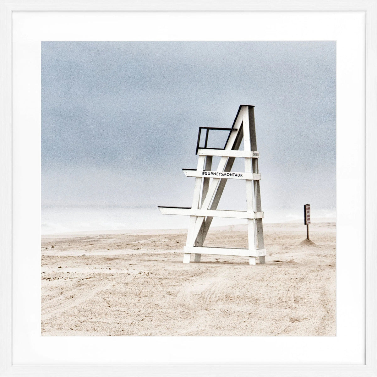 Schwarz-weiß Poster mit Rahmen von Cosman-Photocollection, Hamptons Long Island Beach, quadratisch 55x55 cm, modernes Strandmotiv