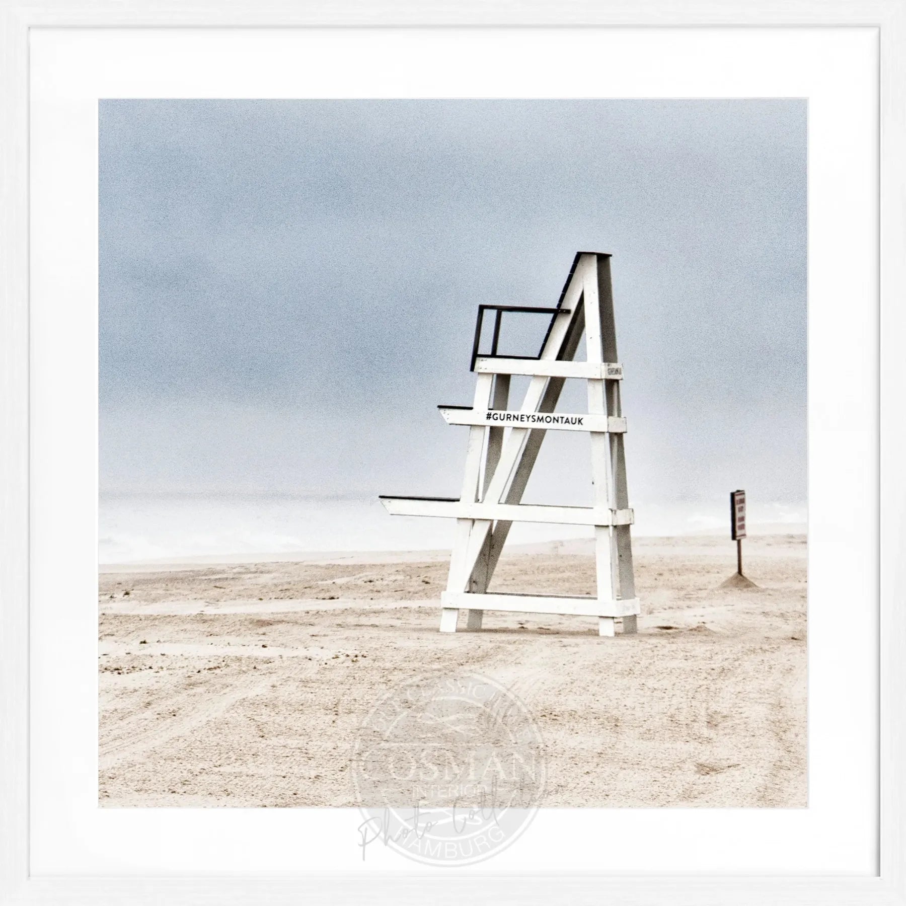Schwarz-weiß Poster mit Rahmen von Cosman-Photocollection, Hamptons Long Island Beach, quadratisch 55x55 cm, modernes Strandmotiv