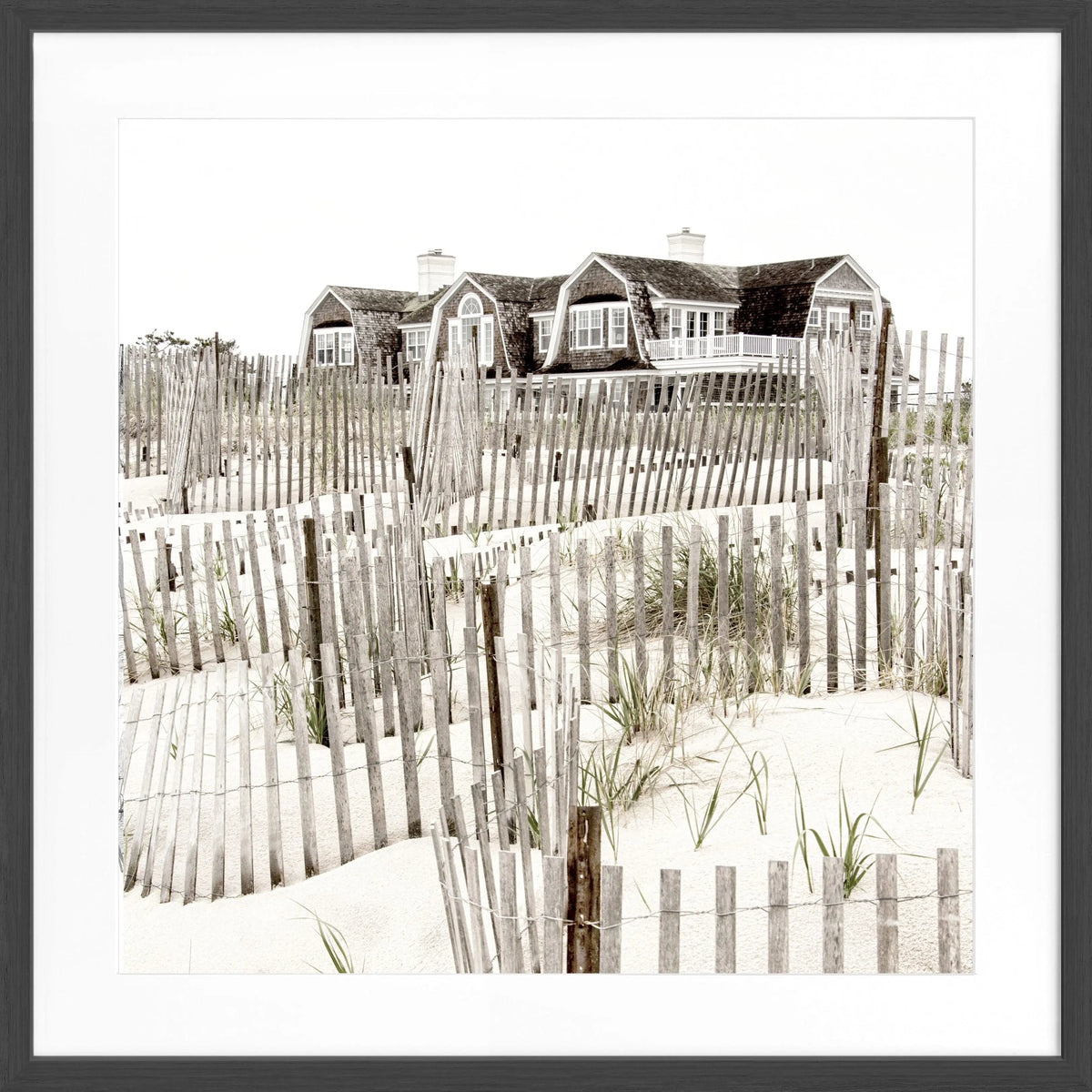 Schwarz-weiß Poster mit Rahmen, Hamptons Long Island Strandhaus, von Cosman-Photocollection, quadratisch, 55x55 cm