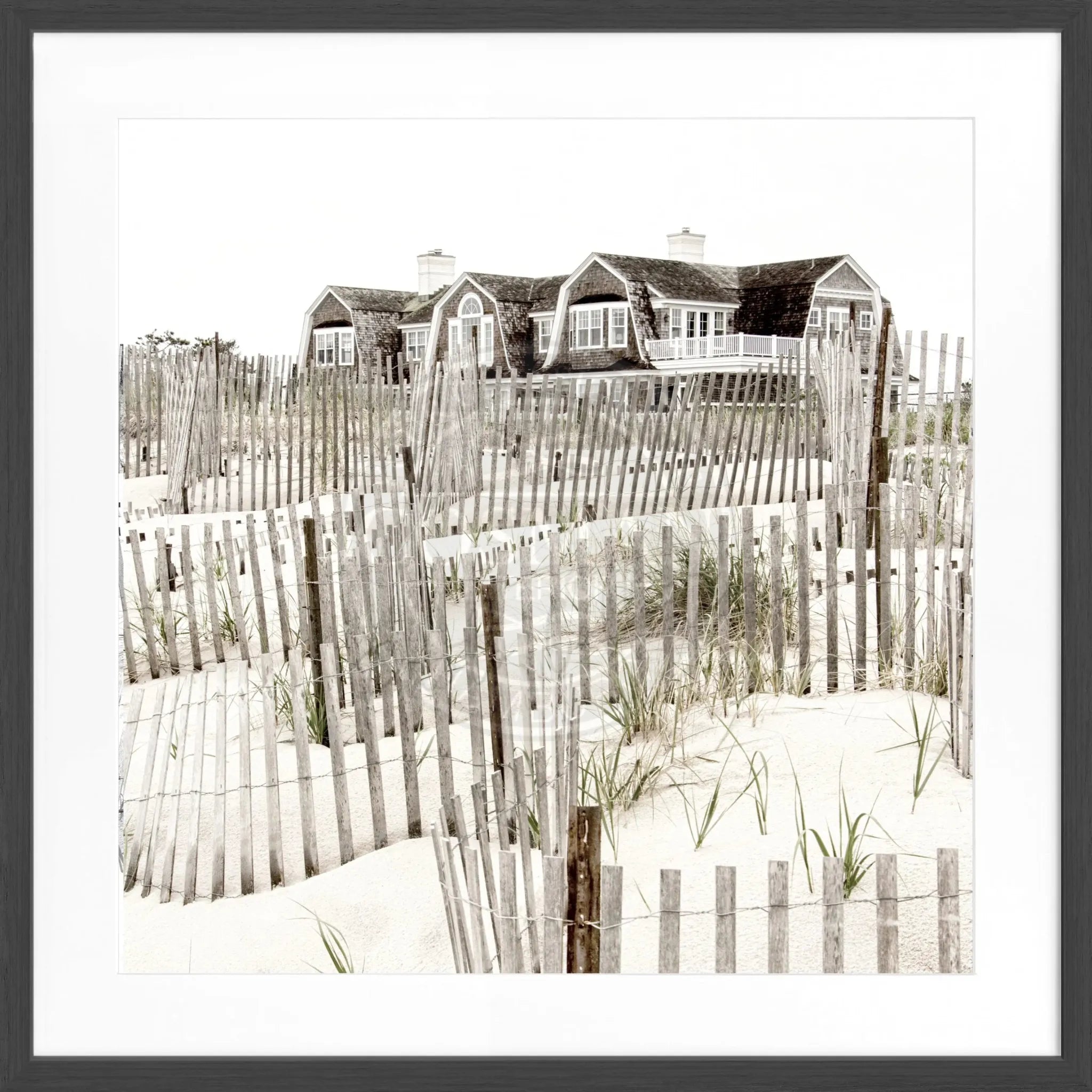 Schwarz-weiß Poster mit Rahmen, Hamptons Long Island Strandhaus, von Cosman-Photocollection, quadratisch, 55x55 cm