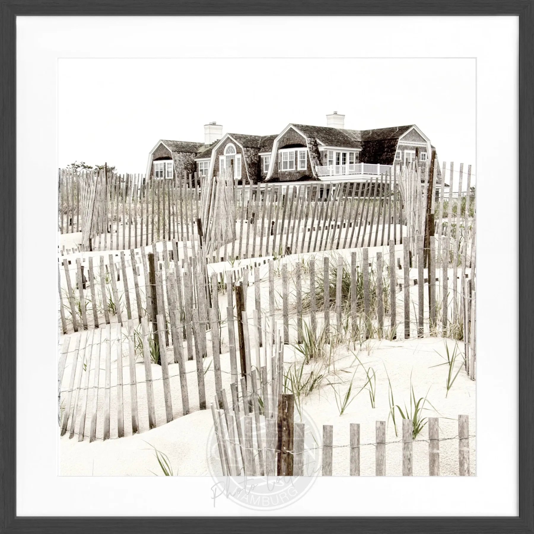 Schwarz-weiß Poster mit Rahmen, Hamptons Long Island Strandhaus, von Cosman-Photocollection, quadratisch, 55x55 cm