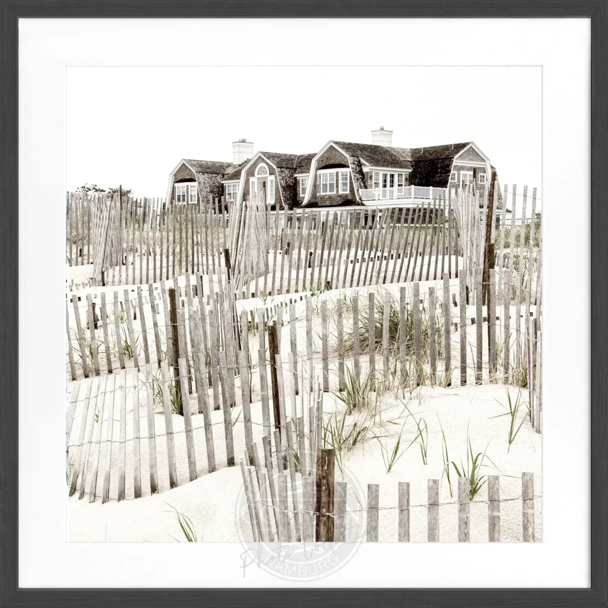 Schwarz-weiß Poster mit Rahmen, Hamptons Long Island Strandhaus, von Cosman-Photocollection, quadratisch, 55x55 cm