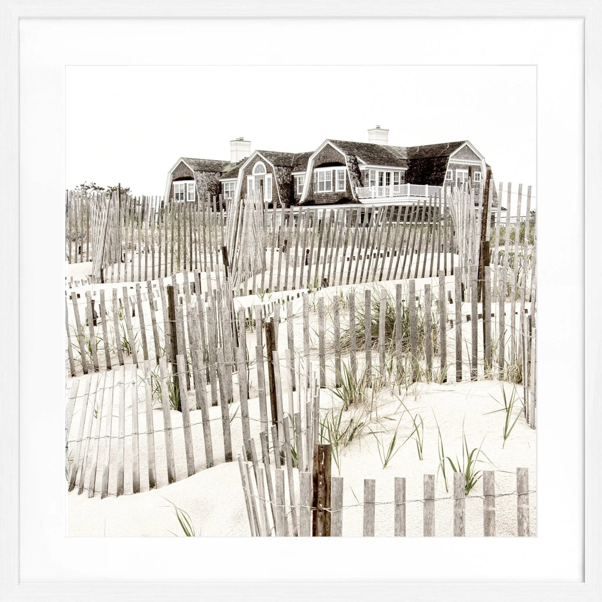 Schwarz-weiß Poster mit Rahmen von Cosman-Photocollection, Hamptons Long Island Beach House, quadratisch 55x55 cm.
