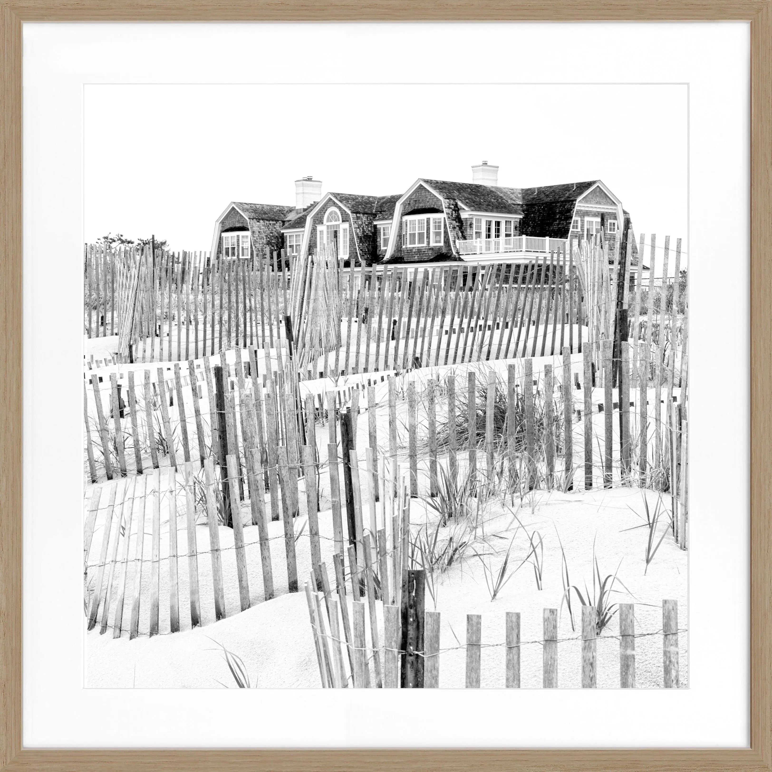 Schwarz-weiß Poster mit Rahmen, Hamptons Long Island Beach House Motiv, von Cosman-Photocollection, quadratisch 55x55cm.