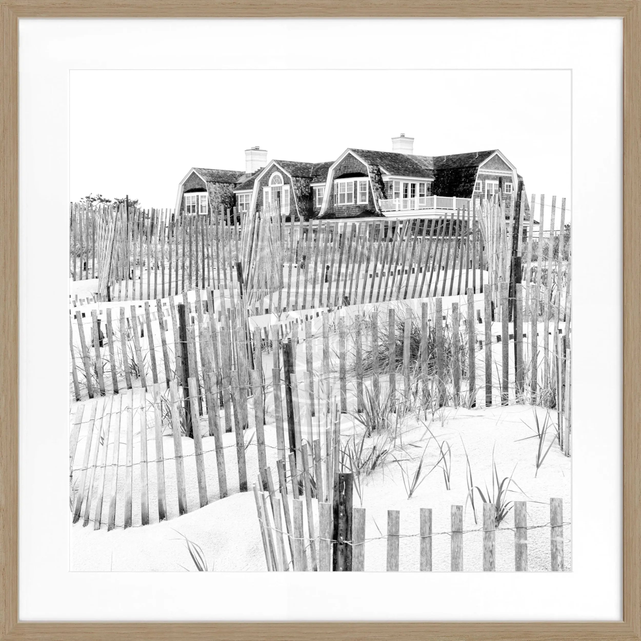 Schwarz-weiß Poster mit Rahmen, Hamptons Long Island Beach House Motiv, von Cosman-Photocollection, quadratisch 55x55cm.