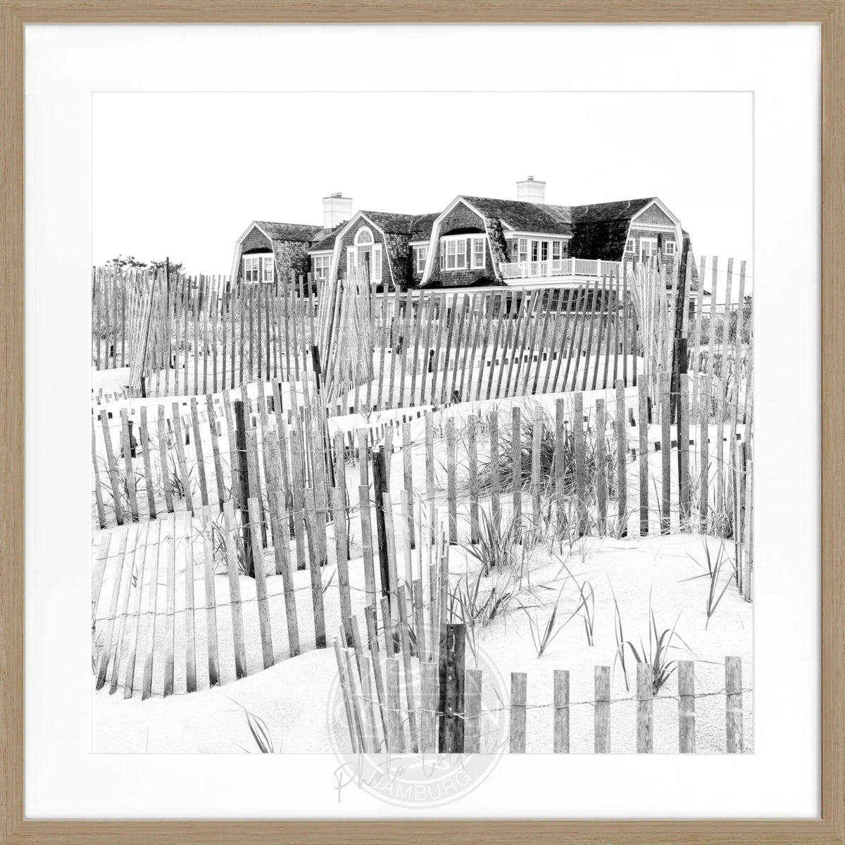 Schwarz-weiß Poster mit Rahmen, Hamptons Long Island Beach House Motiv, von Cosman-Photocollection, quadratisch 55x55cm.