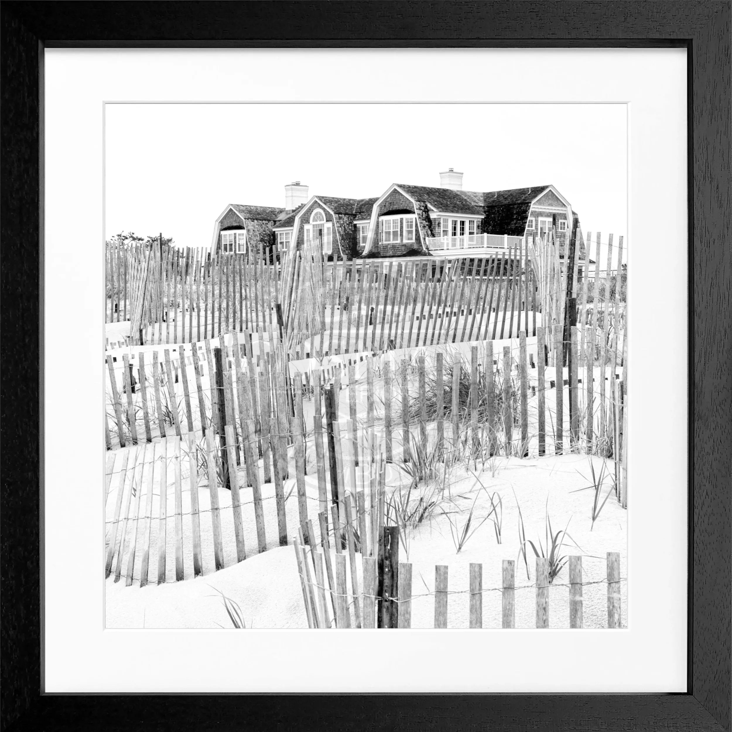 Schwarz-weiß Poster mit Rahmen, Hamptons Long Island Beach House Motiv, 55x55 cm, von Cosman-Photocollection