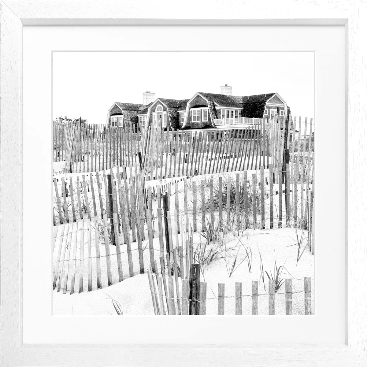 Schwarz-weiß Poster mit Rahmen, Hamptons Long Island Beach House Motiv, quadratisch 55x55cm von Cosman-Photocollection