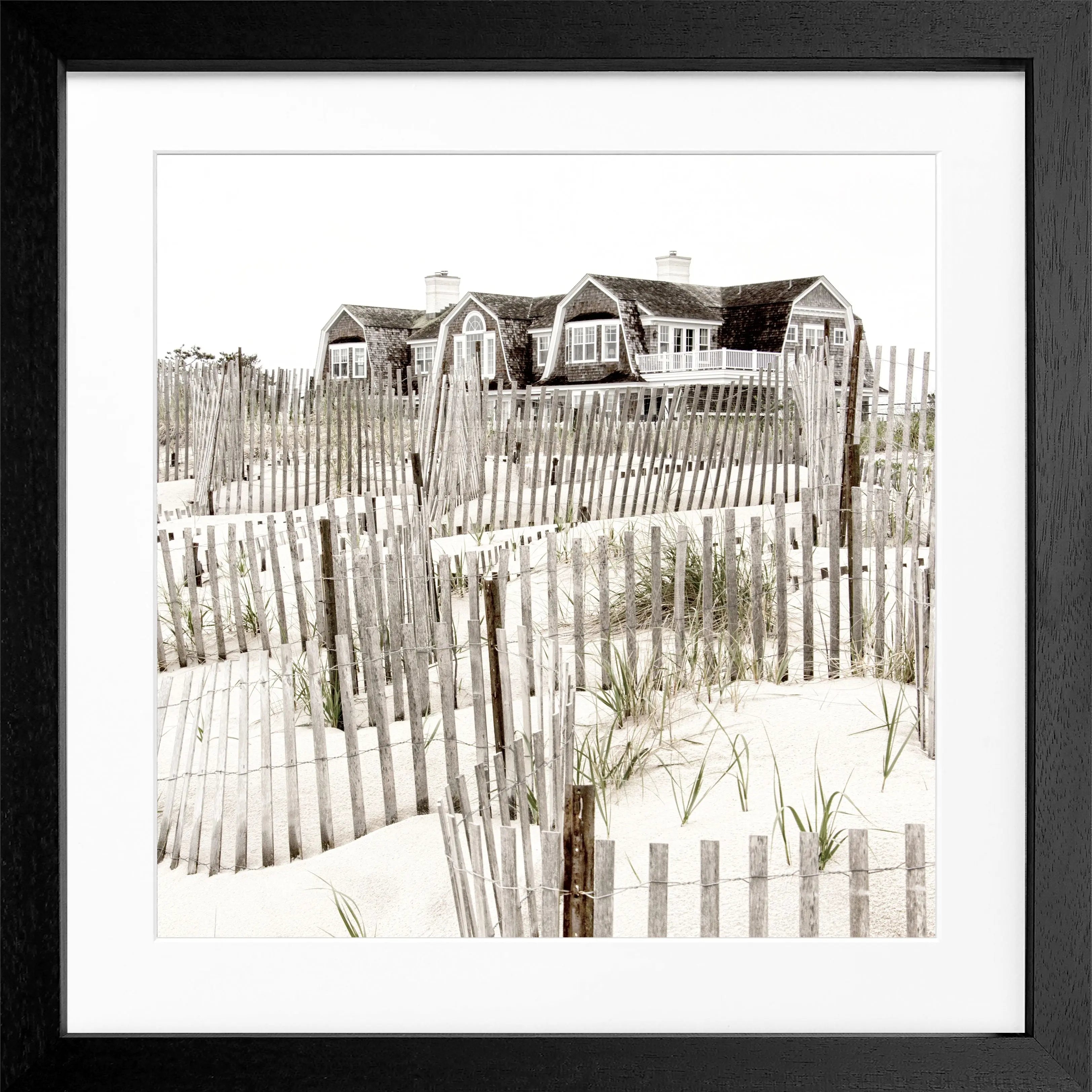 Schwarz-weiß Poster mit Rahmen von Cosman-Photocollection, Hamptons Long Island Beach House, quadratisch, 55x55 cm, dekoratives Wandbild