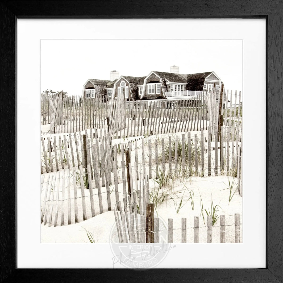 Schwarz-weiß Poster mit Rahmen von Cosman-Photocollection, Hamptons Long Island Beach House, quadratisch, 55x55 cm, dekoratives Wandbild