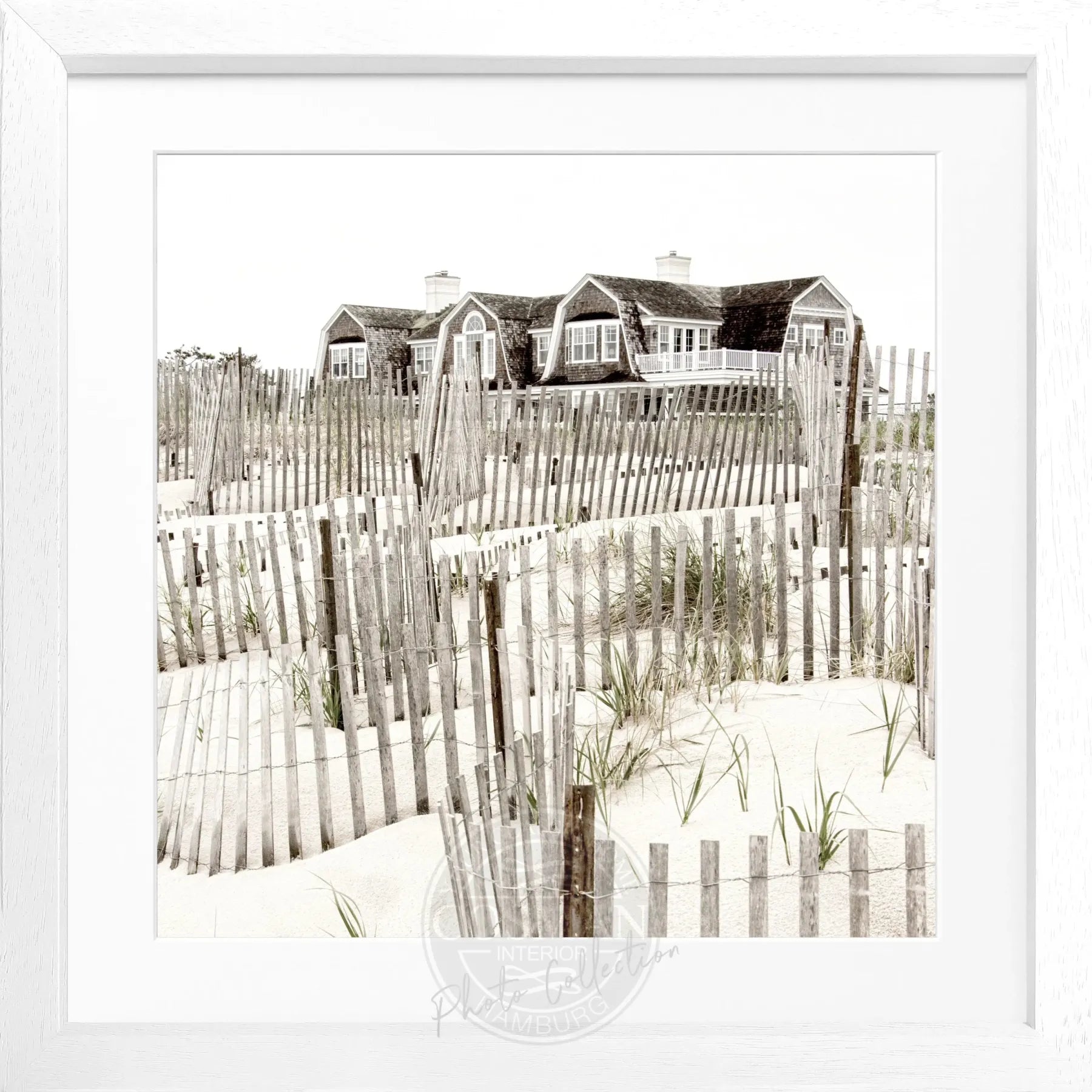 Schwarz-weiß Poster mit Rahmen, Hamptons Long Island ‚Beach House‘, quadratisch, 55x55cm, von Cosman-Photocollection