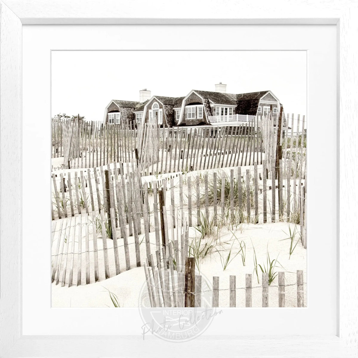 Schwarz-weiß Poster mit Rahmen, Hamptons Long Island ‚Beach House‘, quadratisch, 55x55cm, von Cosman-Photocollection