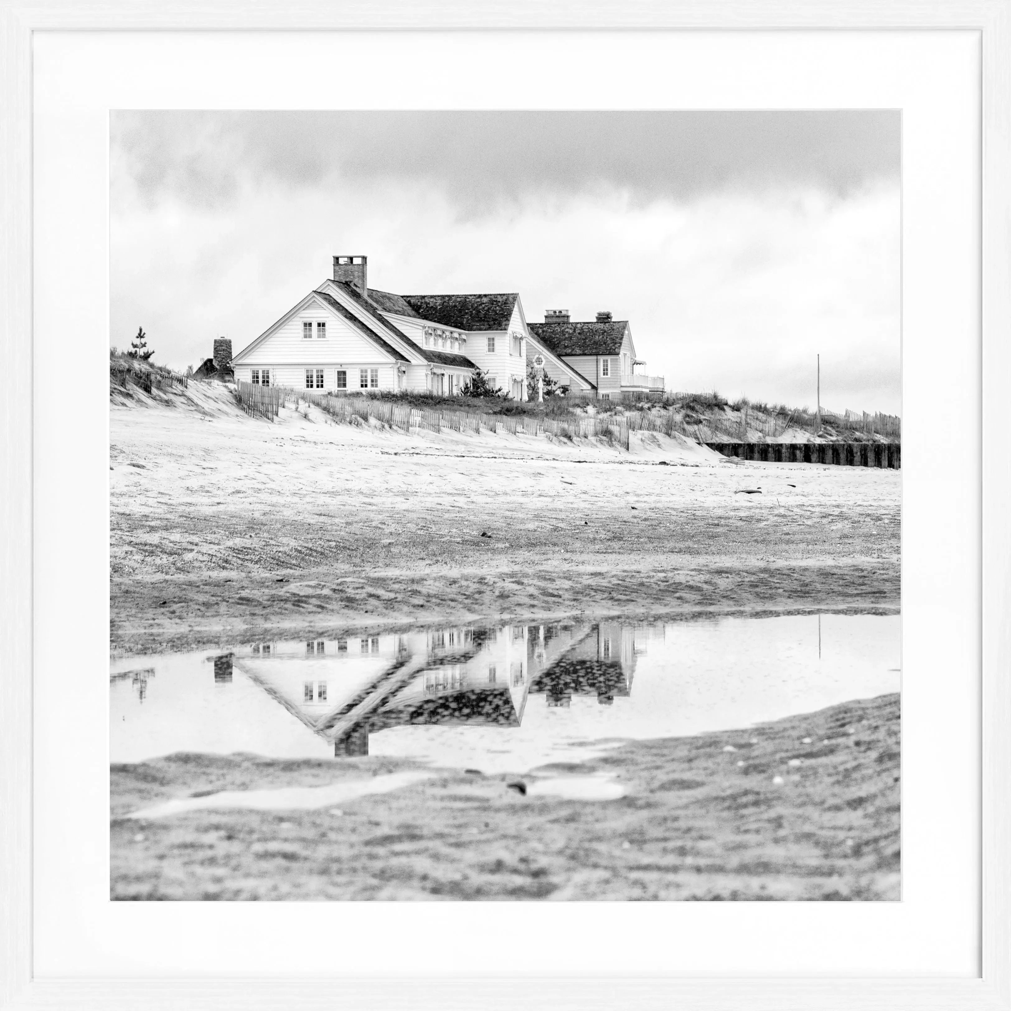 Schwarz-weiß Poster mit Rahmen, Hamptons Long Island ‘Beach House’ Motiv, 55x55cm, von Cosman-Photocollection.