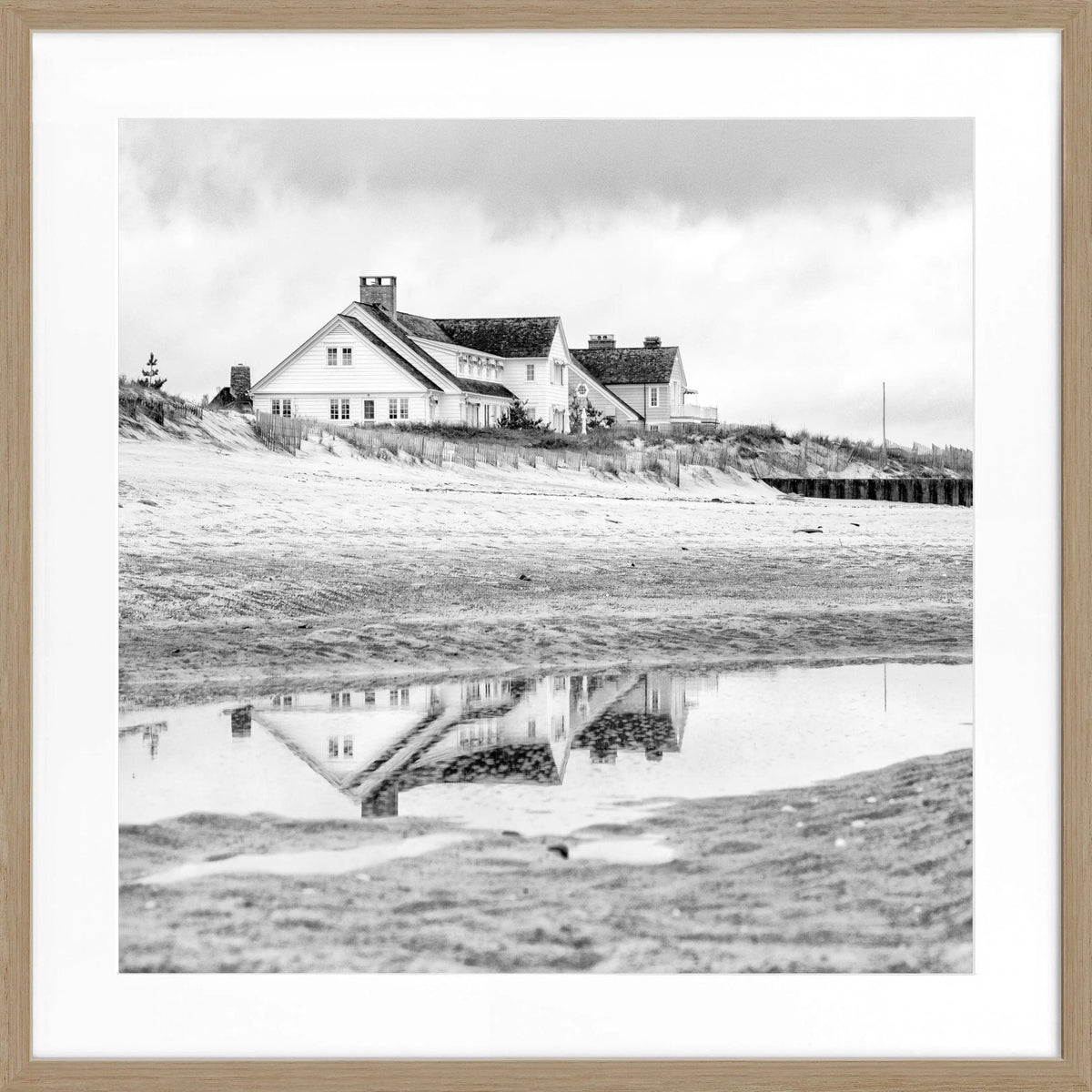 Schwarz-weiß Poster mit Rahmen von Cosman-Photocollection, Hamptons Long Island ’Beach House’, quadratisches 55x55cm Wandbild